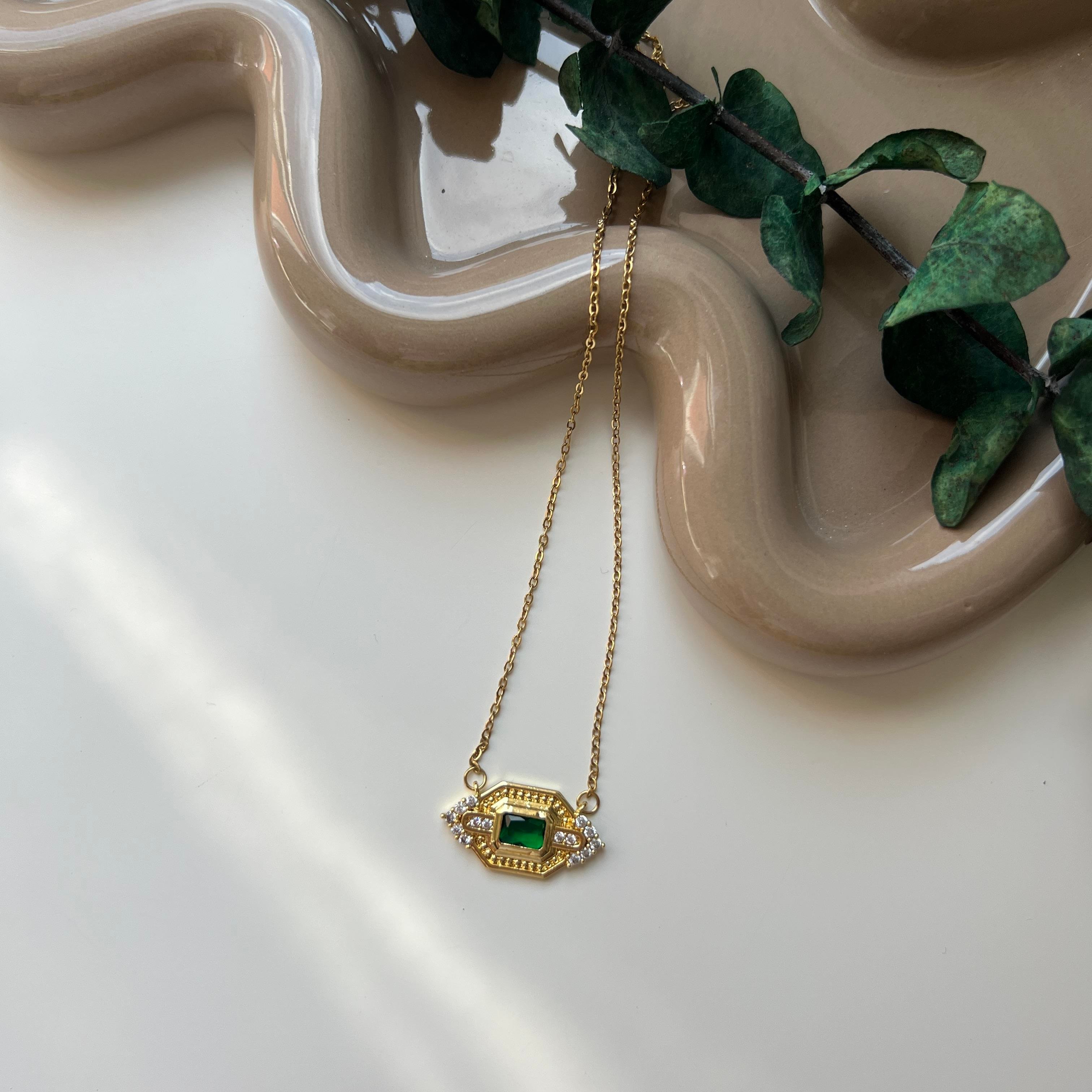 Çelik Yeşil Taşlı Marka Kolye