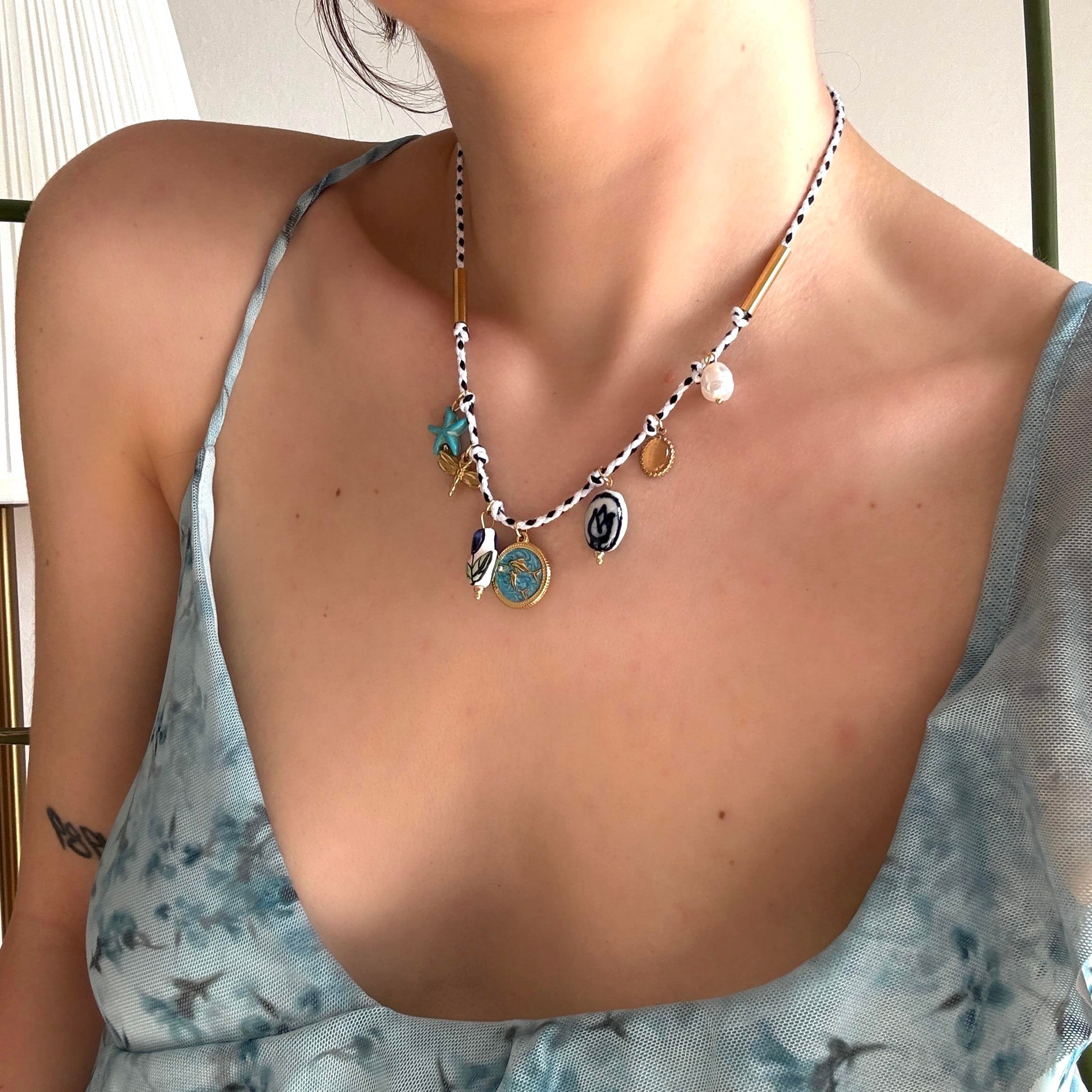 Çelik Yunus&Seramik Lale Charmlı Kolye