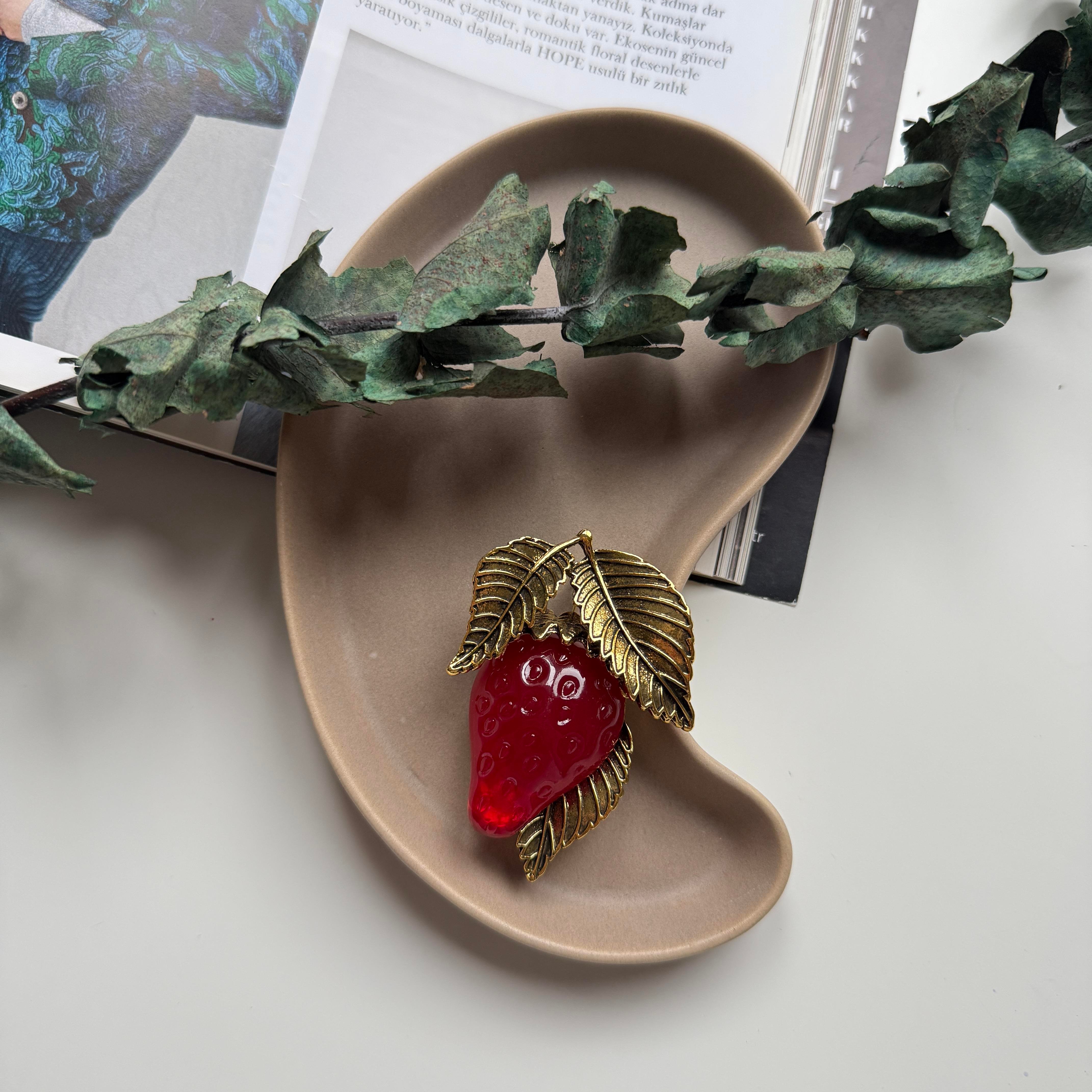 Çilek Broş