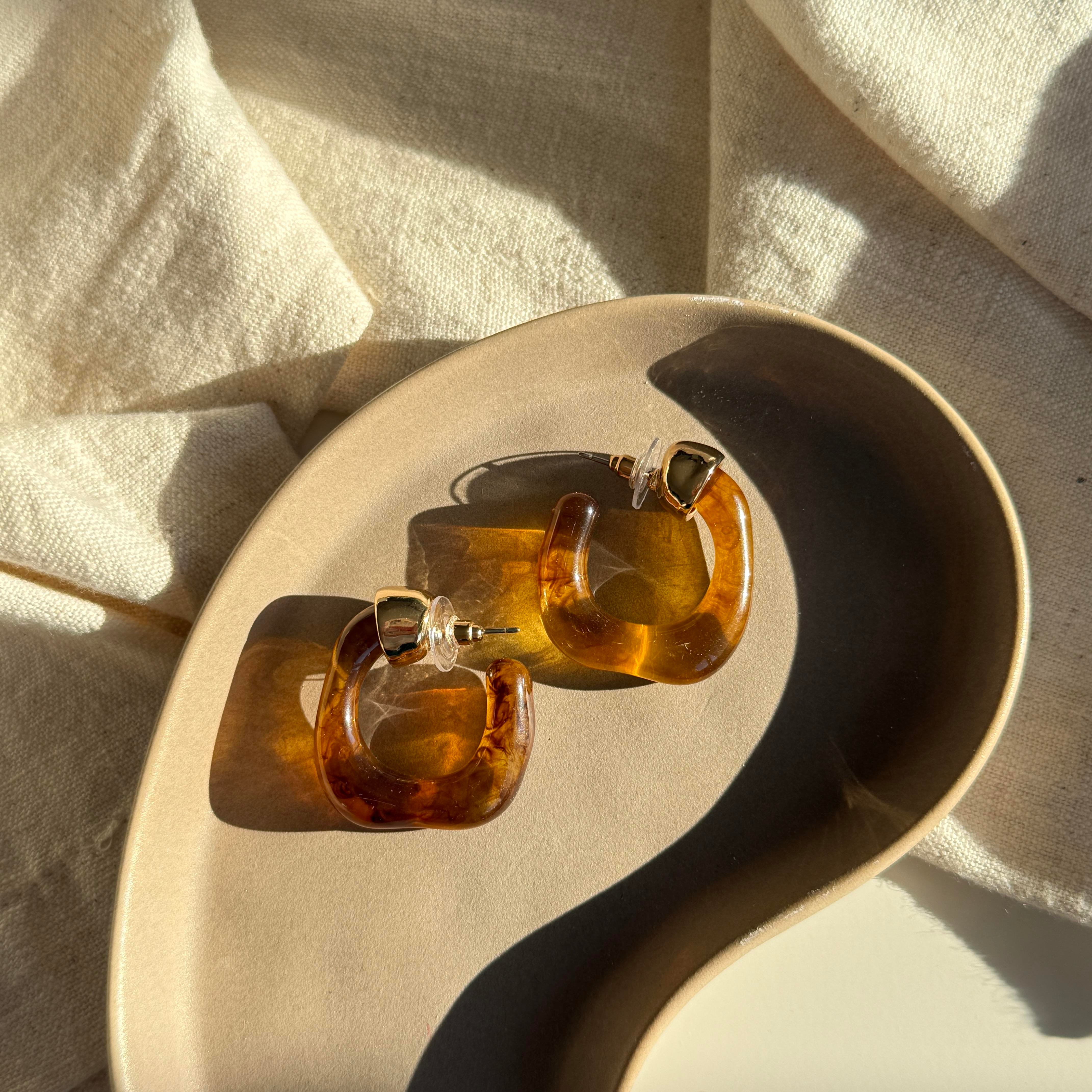 Dalgalı Halka Akrilik Kahve Küpe