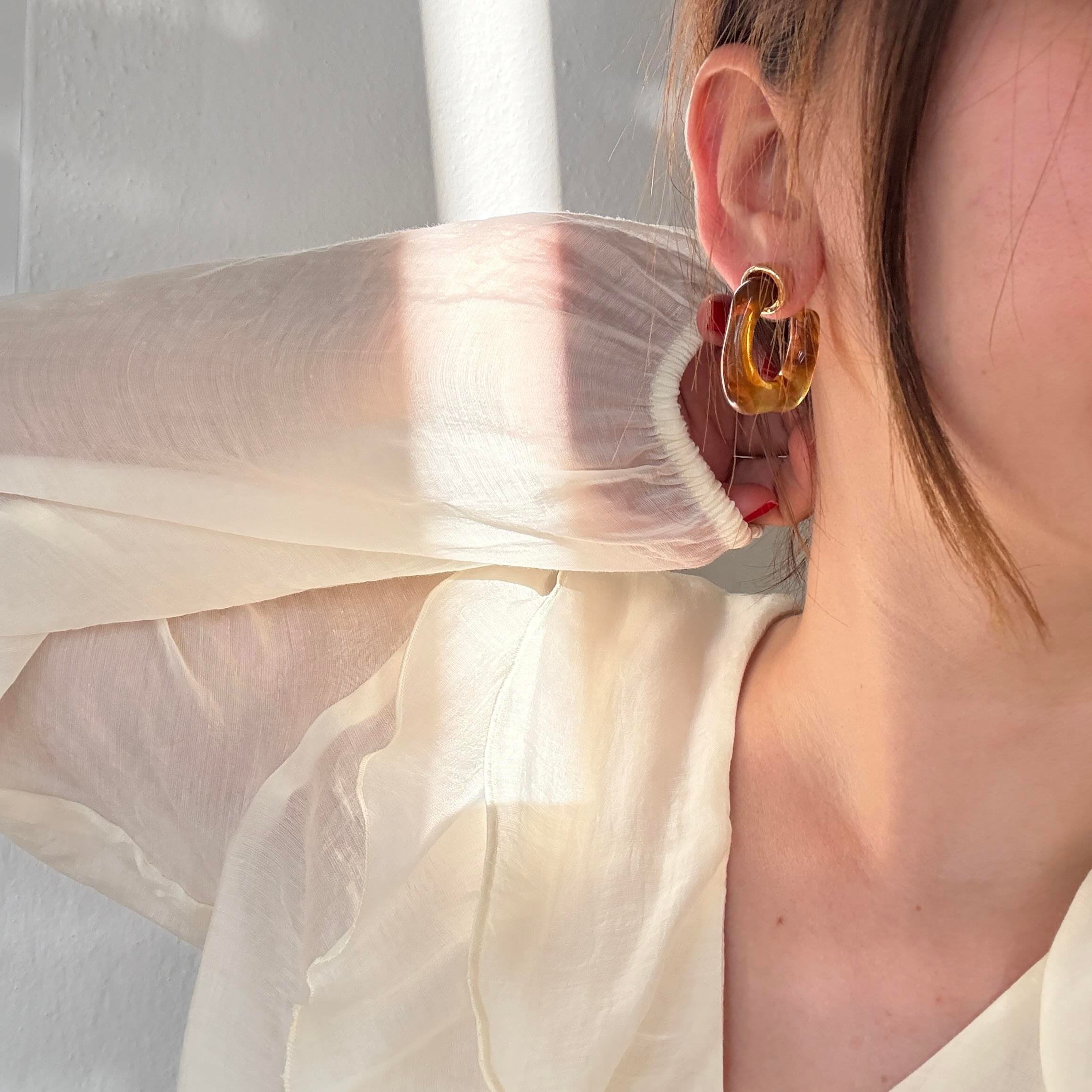 Dalgalı Halka Akrilik Kahve Küpe