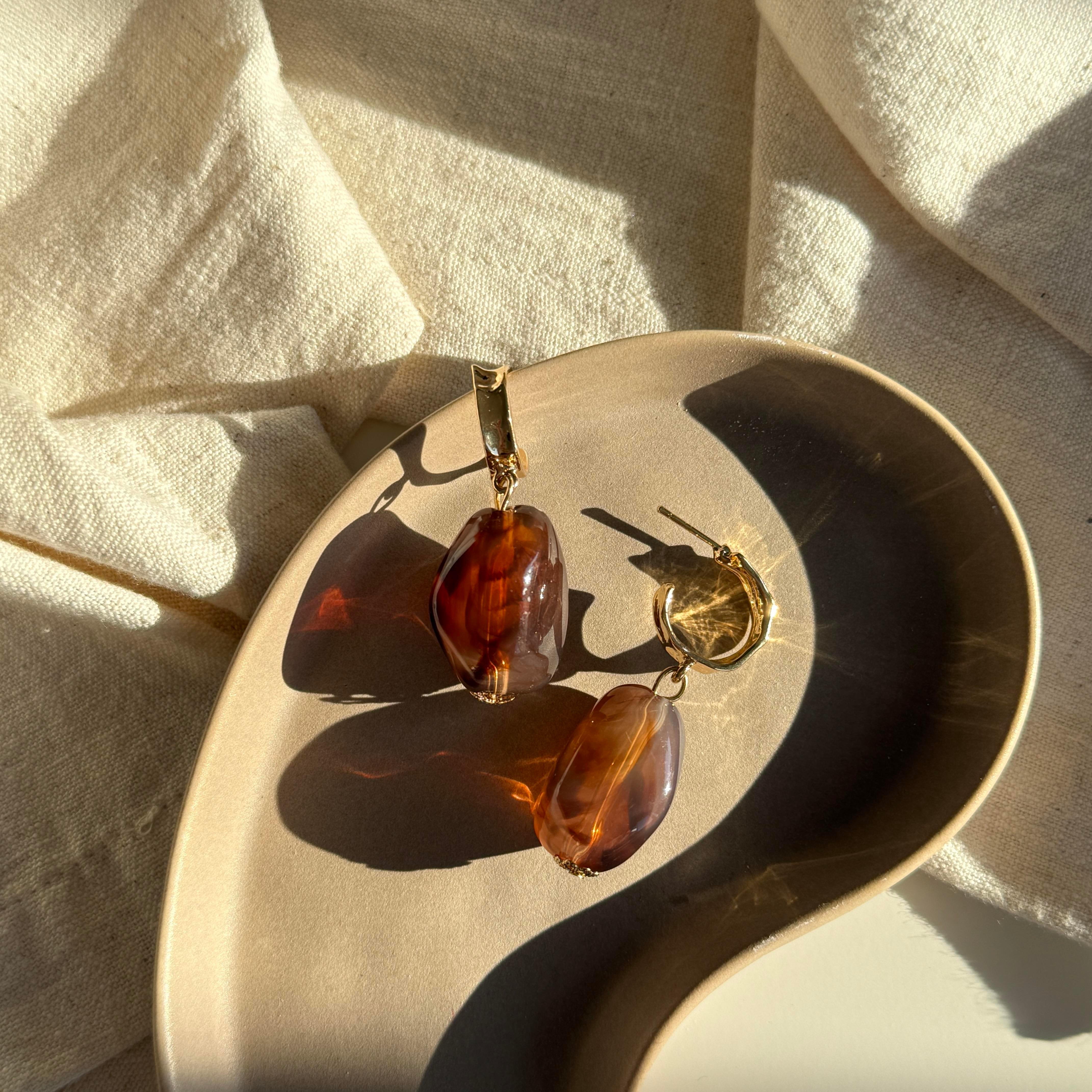 Ezme Taşlı Akrilik Kahve Küpe