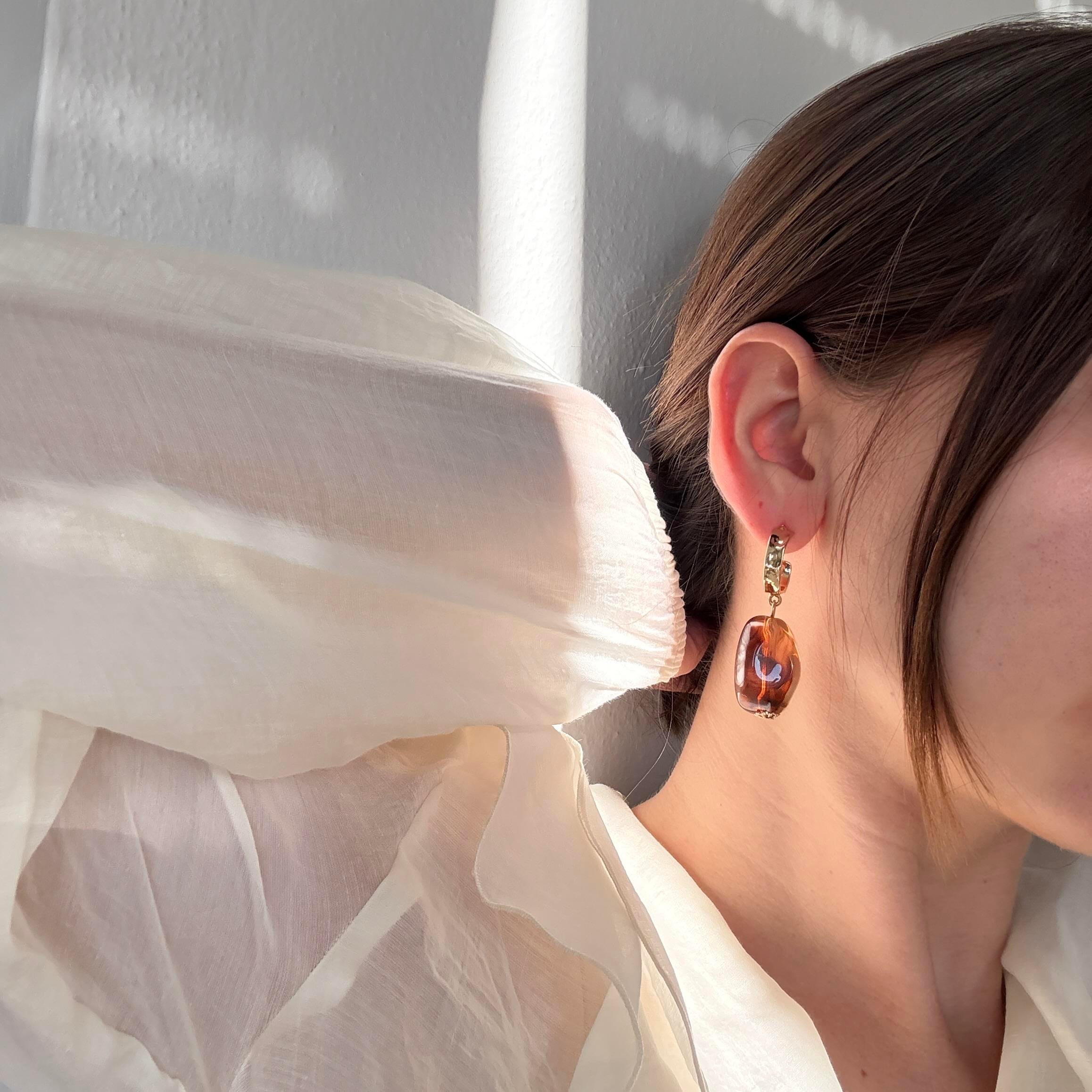 Ezme Taşlı Akrilik Kahve Küpe