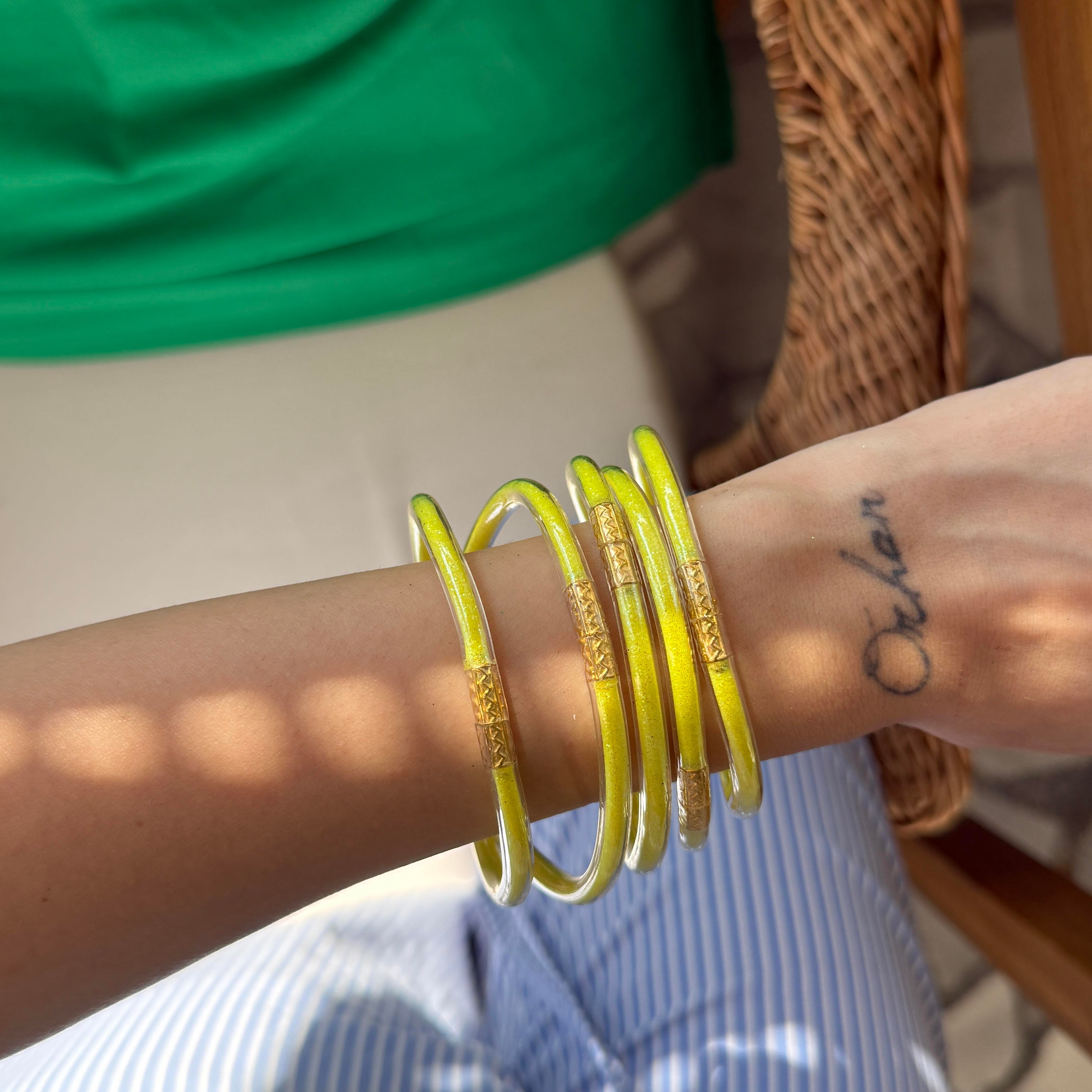 Fosfor Sarı Plastik Simli Bilezik Seti