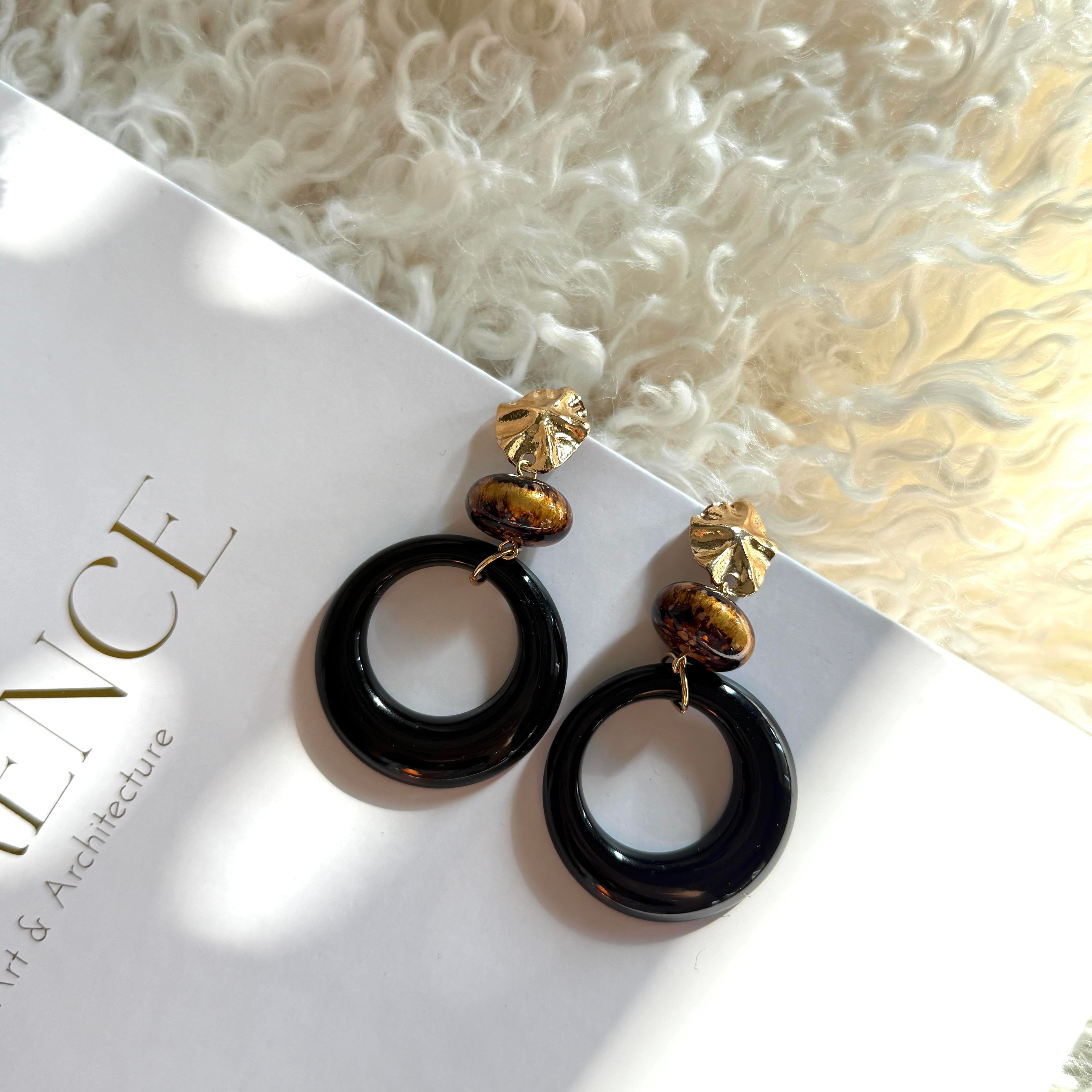 Gold Detaylı Akrilik Vintage Küpe