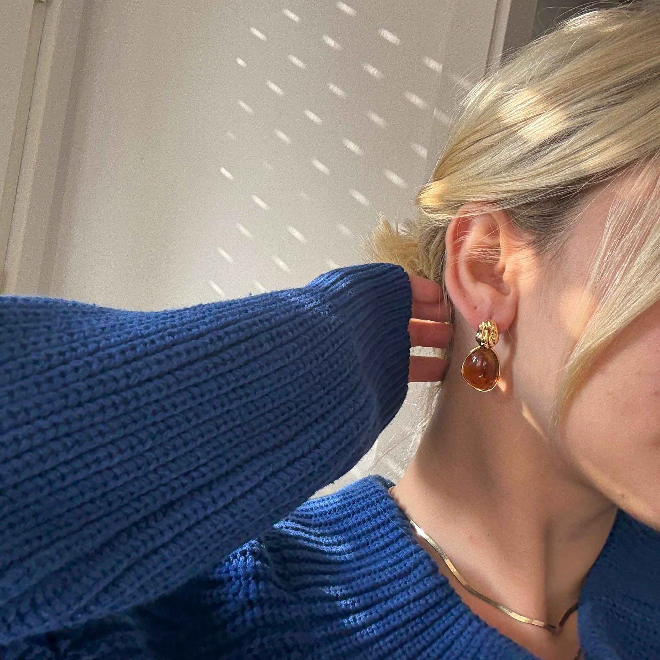 Gold Detaylı Kahve Akrilik Küpe