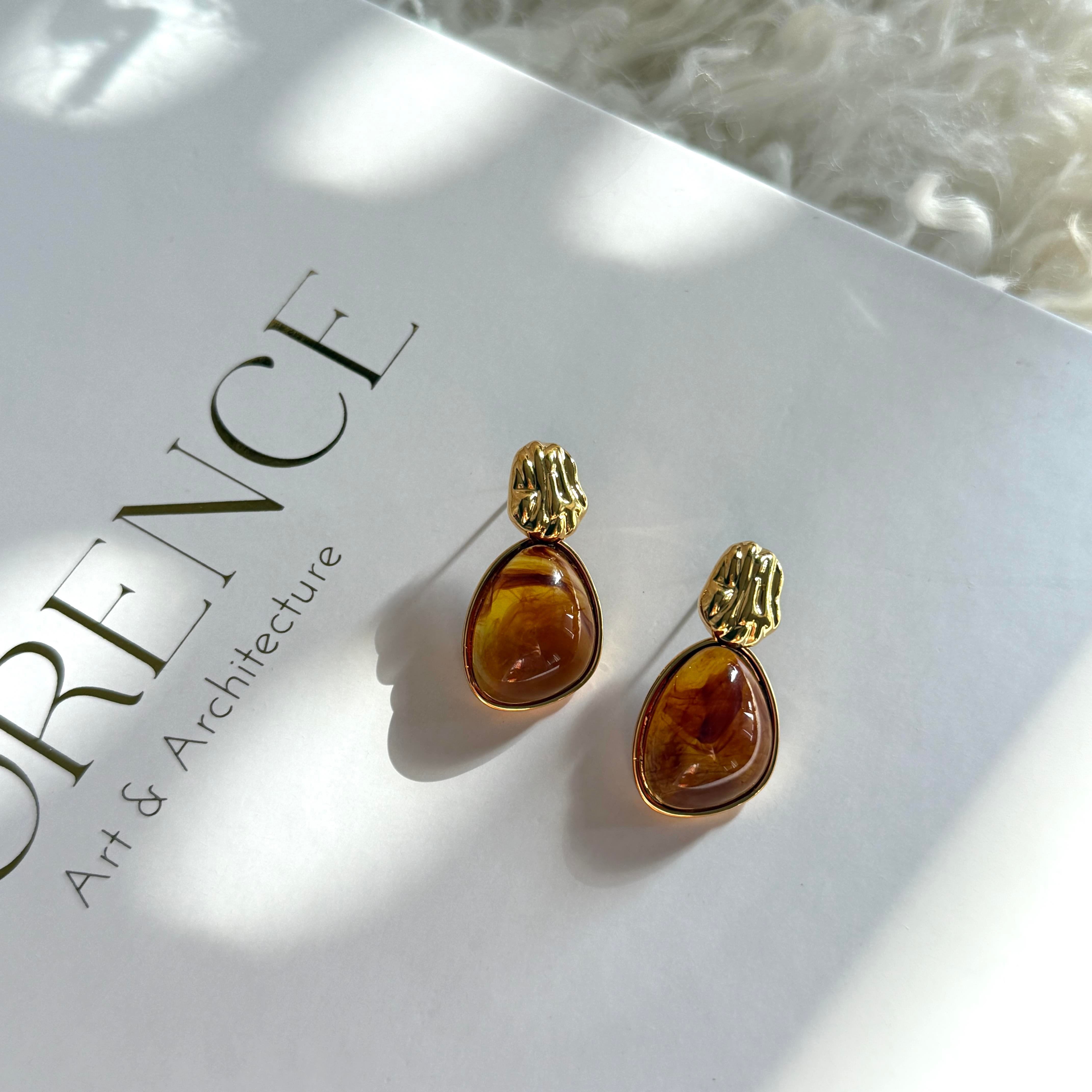 Gold Detaylı Kahve Akrilik Küpe