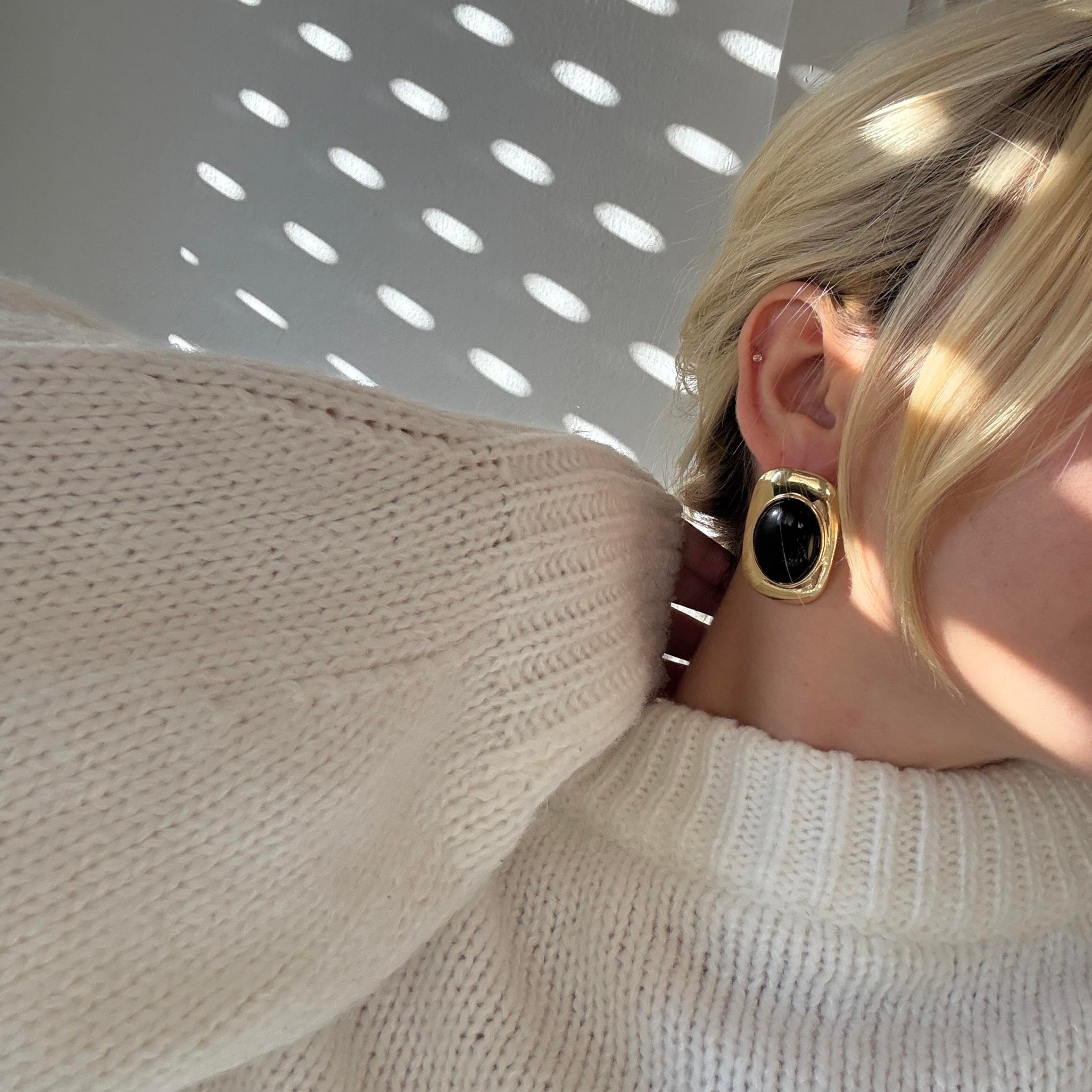 Gold Detaylı Oval Siyah Vintage Küpe