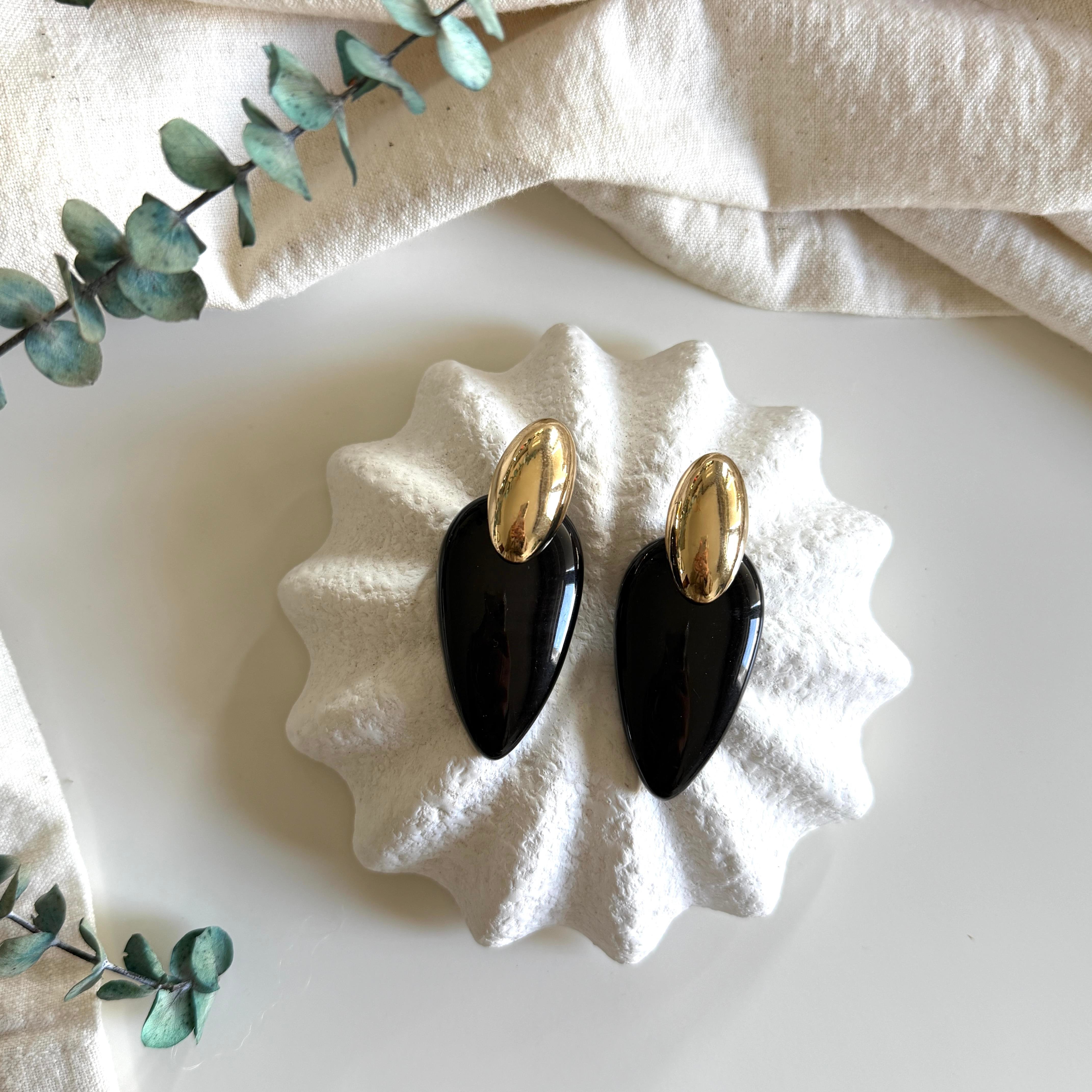 Gold Detaylı Siyah Kemik Küpe