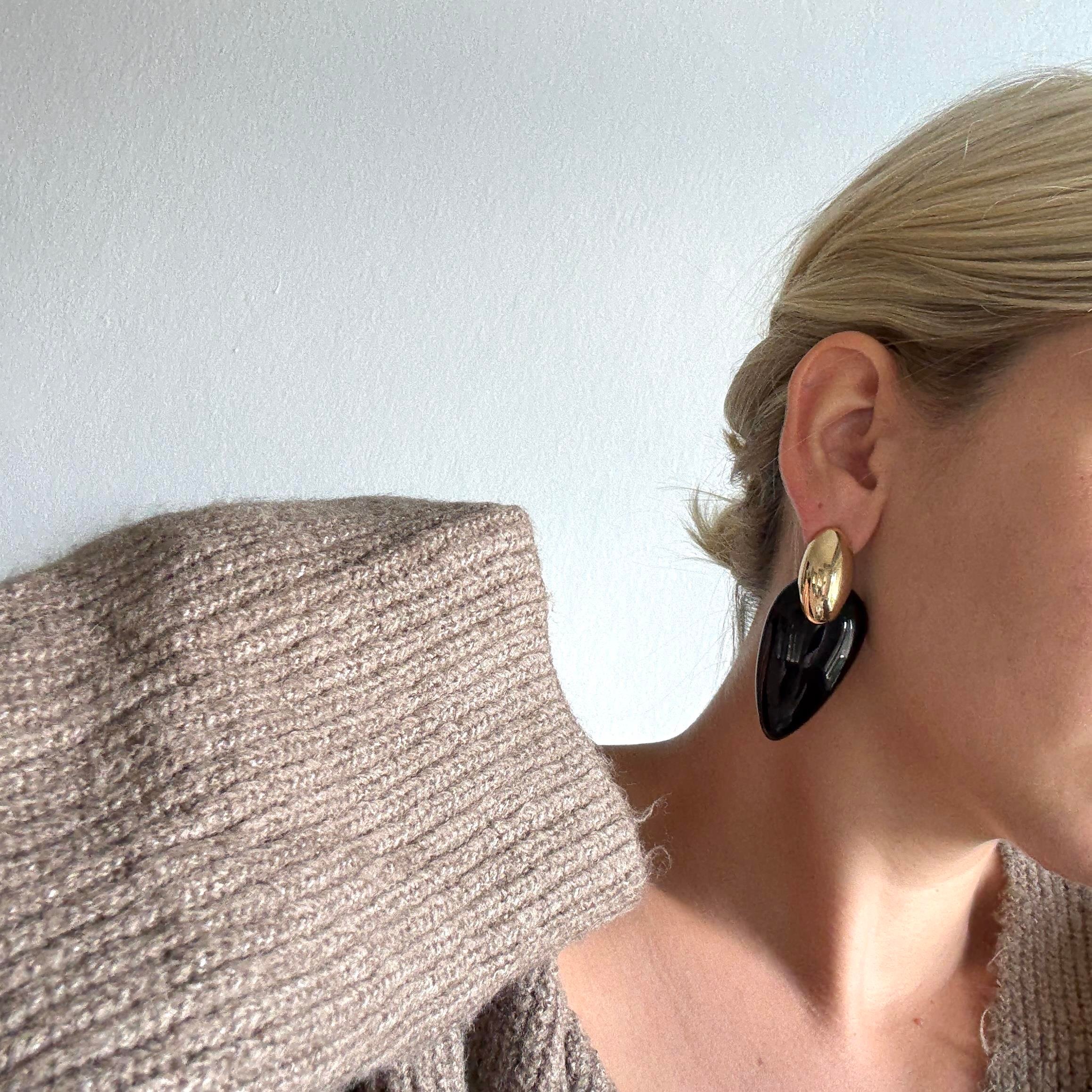 Gold Detaylı Siyah Kemik Küpe