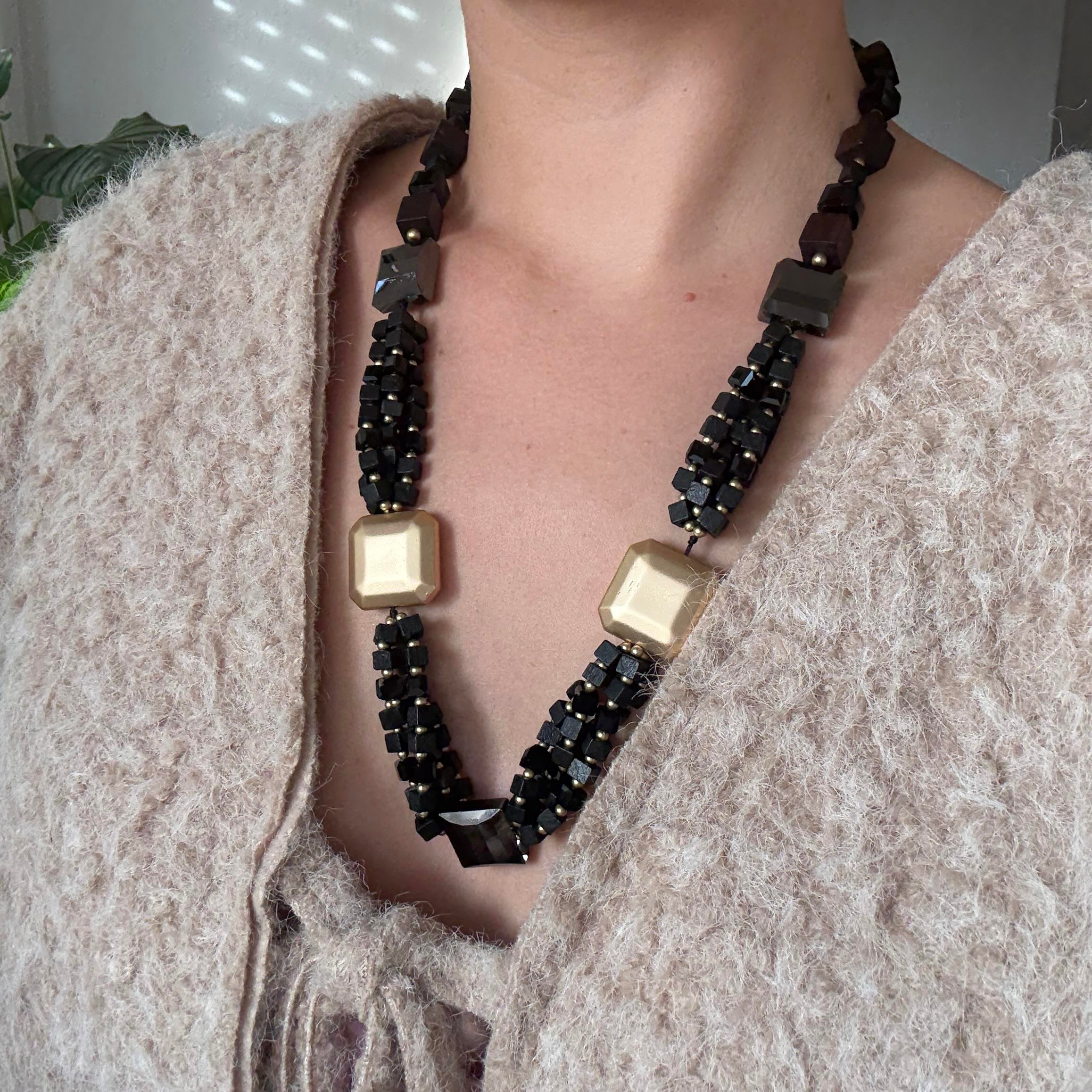 Gold Detaylı Siyah Küp Boncuk Kolye