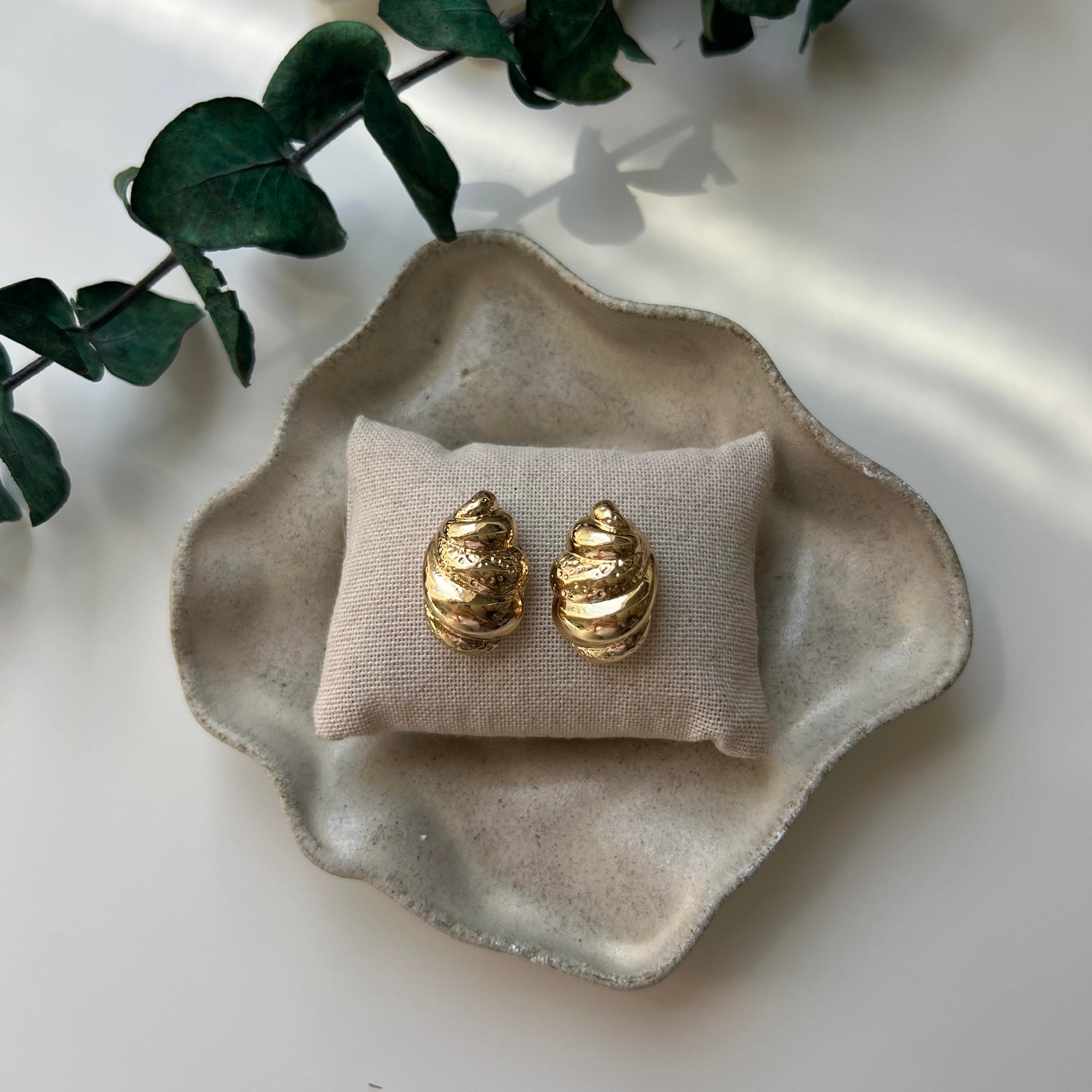 Gold Dokulu Deniz Kabuğu Küpe