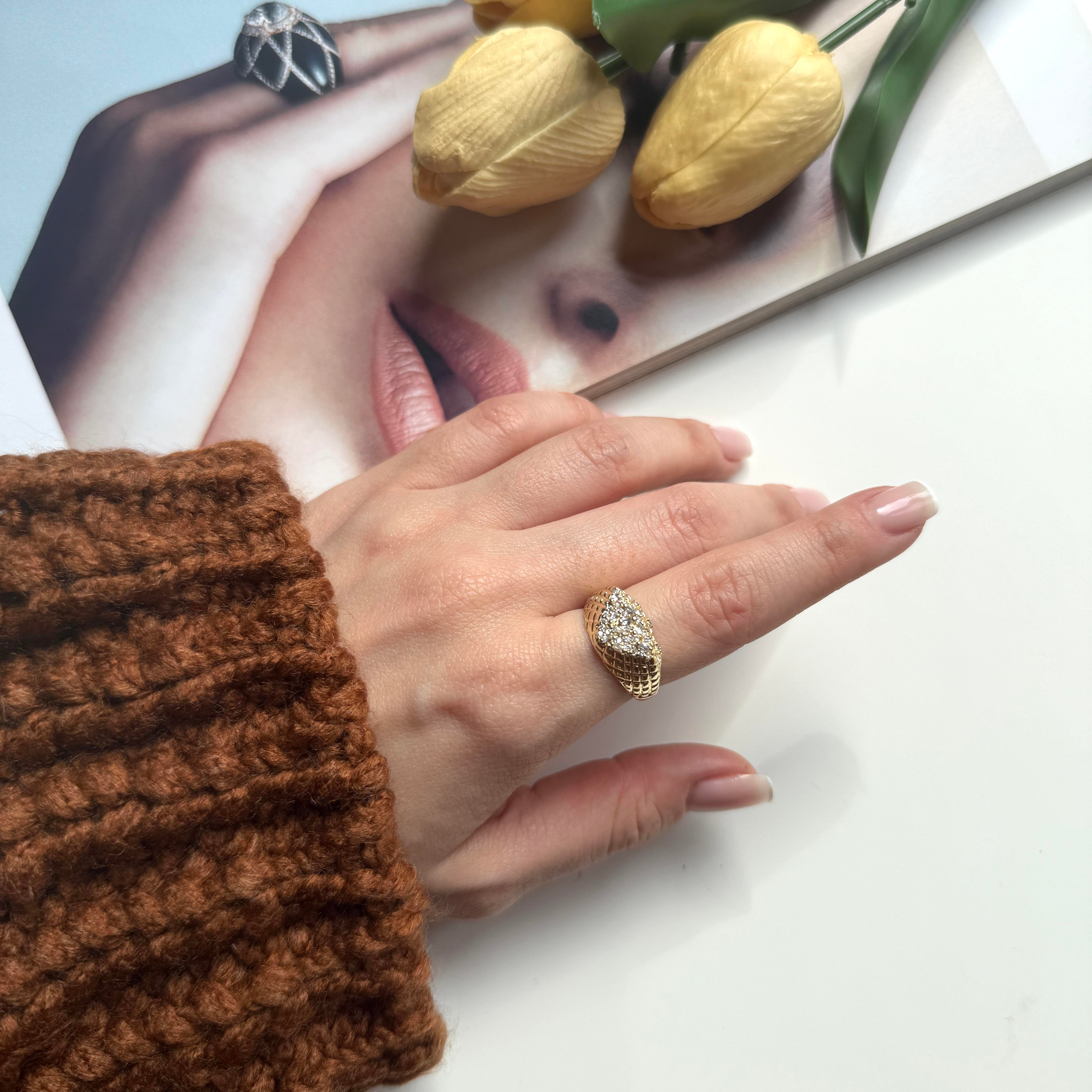 Gold Dokulu Taşlı Yüzük