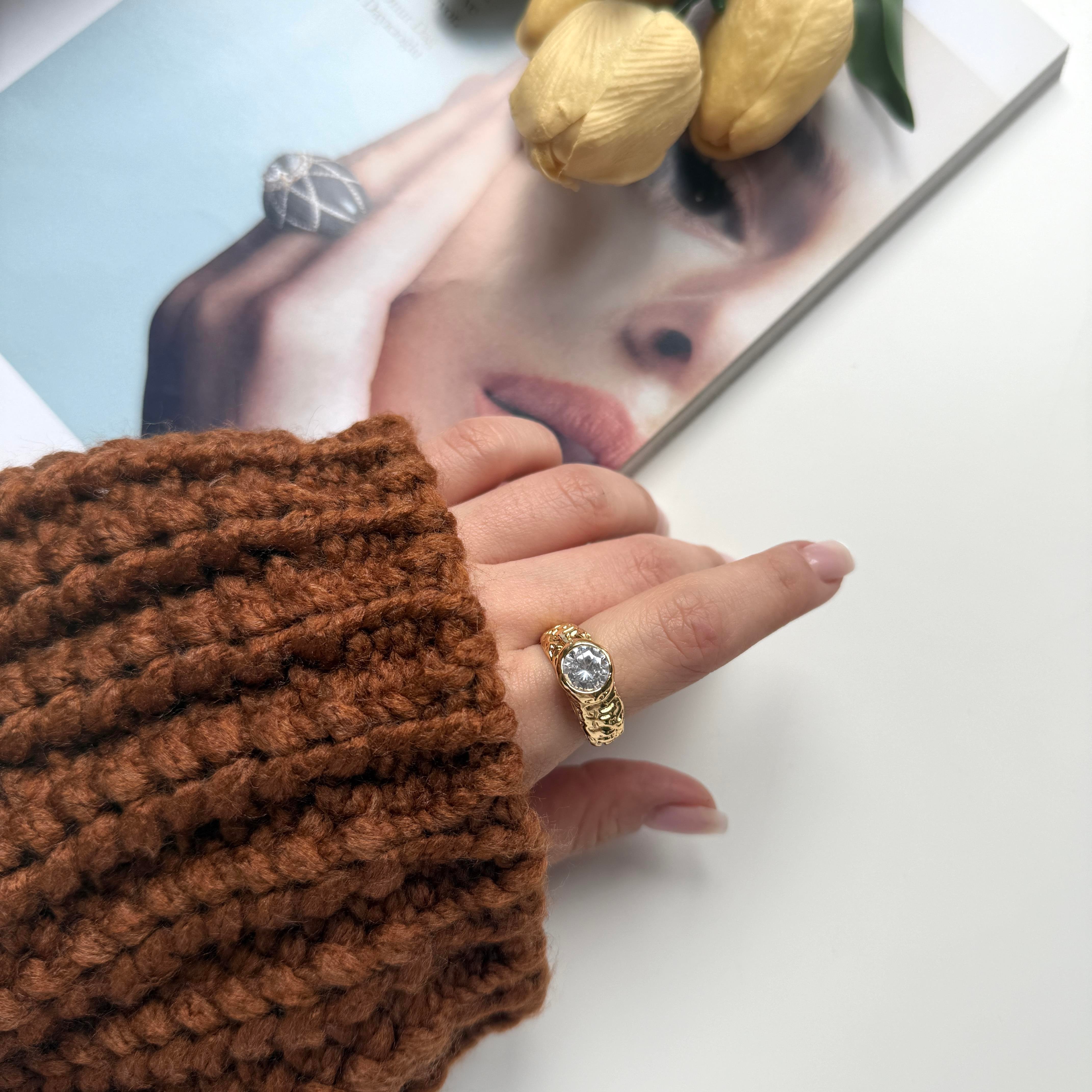 Gold Kenarları Ezme Taş Yüzük