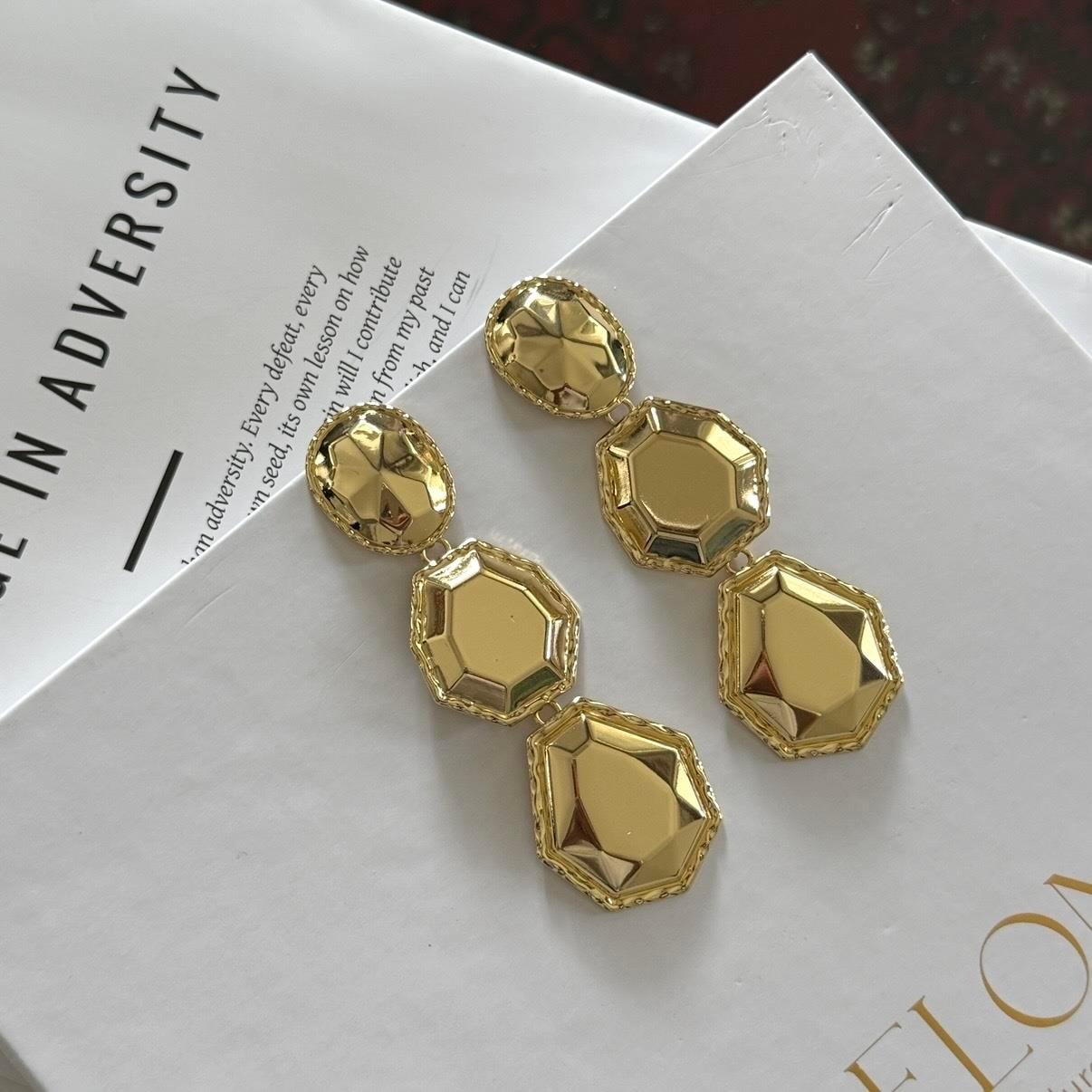 Gold Kristal Görünümlü Sallantı Küpe