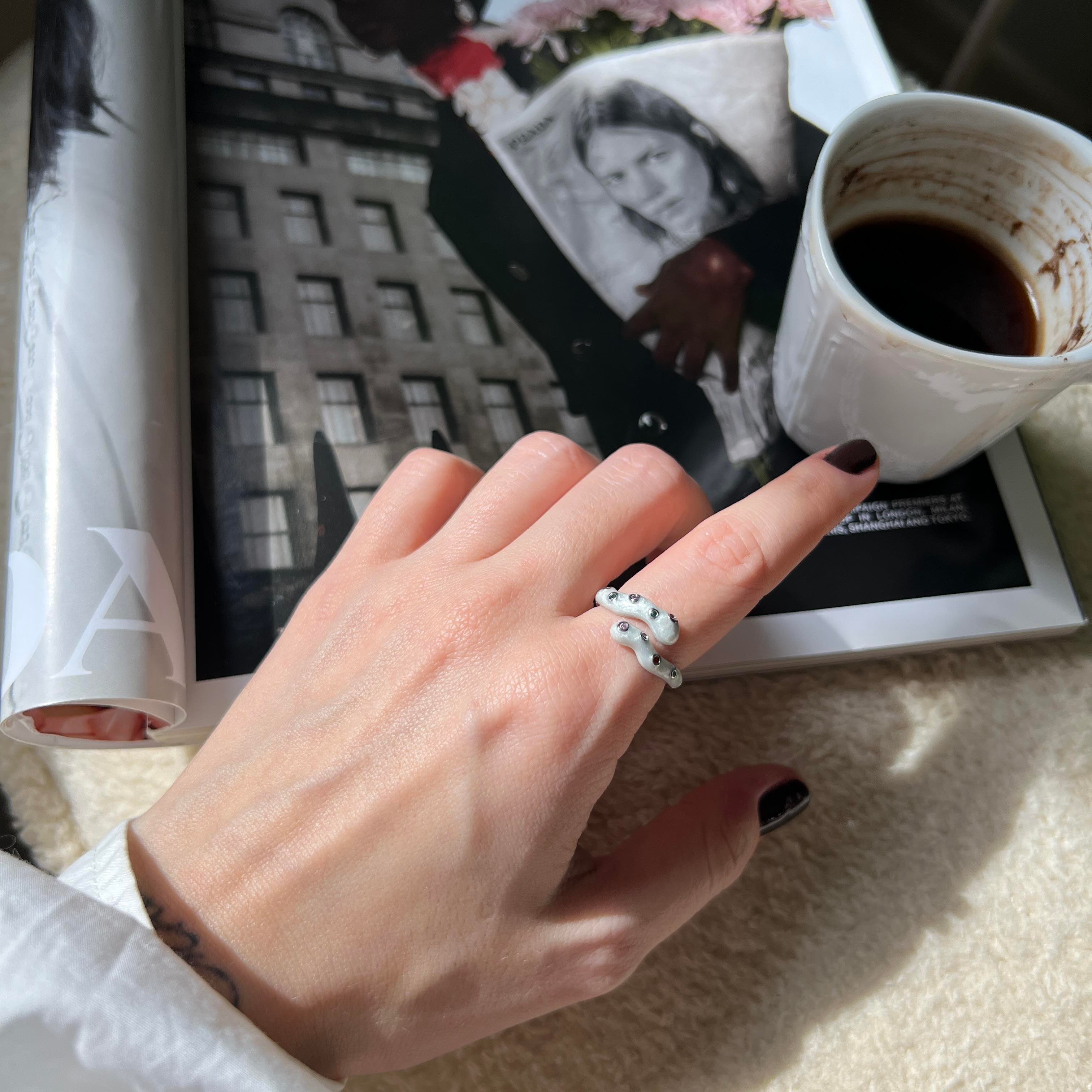 Gri Renkli Taşlı Çapraz Yüzük