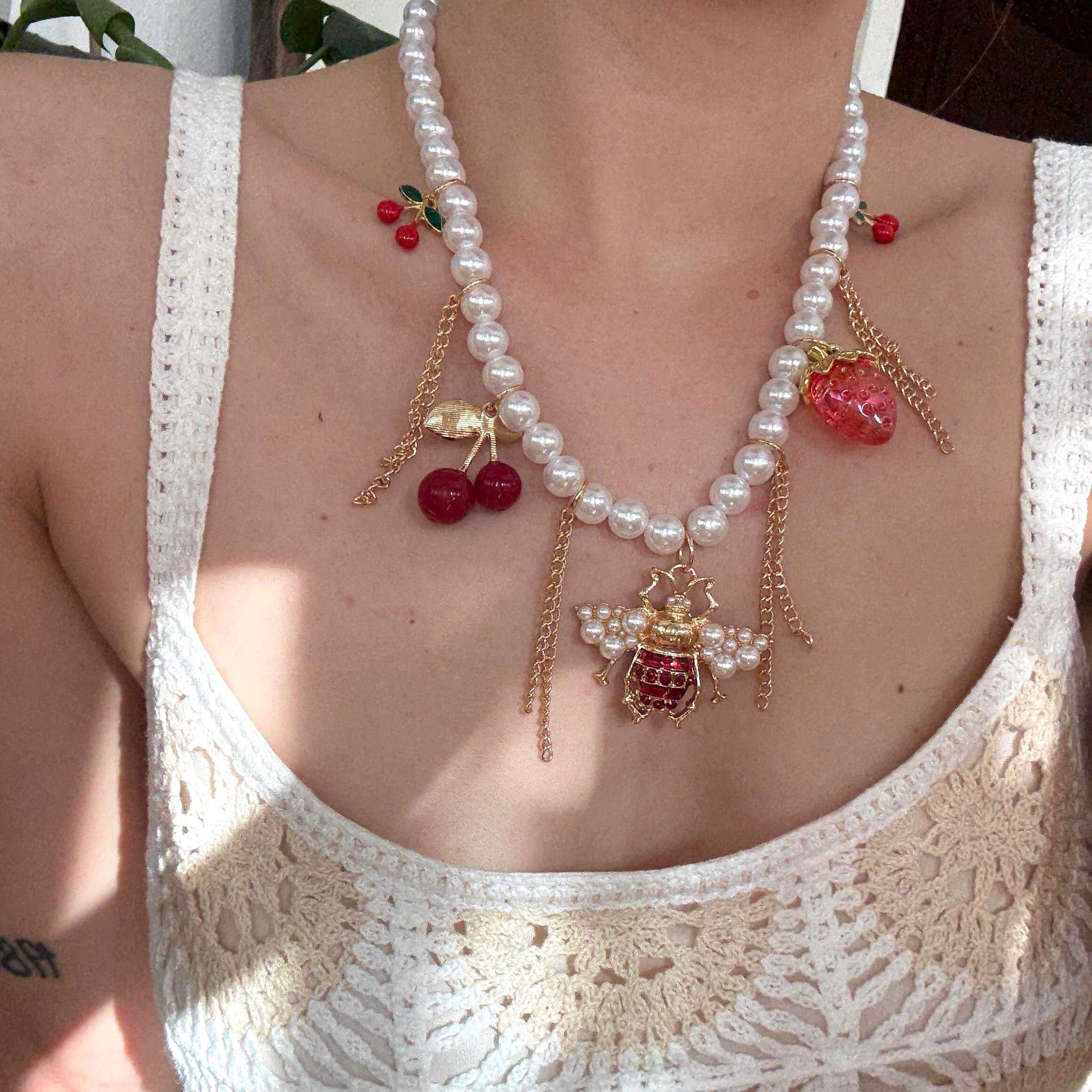 İncili Çilek&Arı Charm Kolye