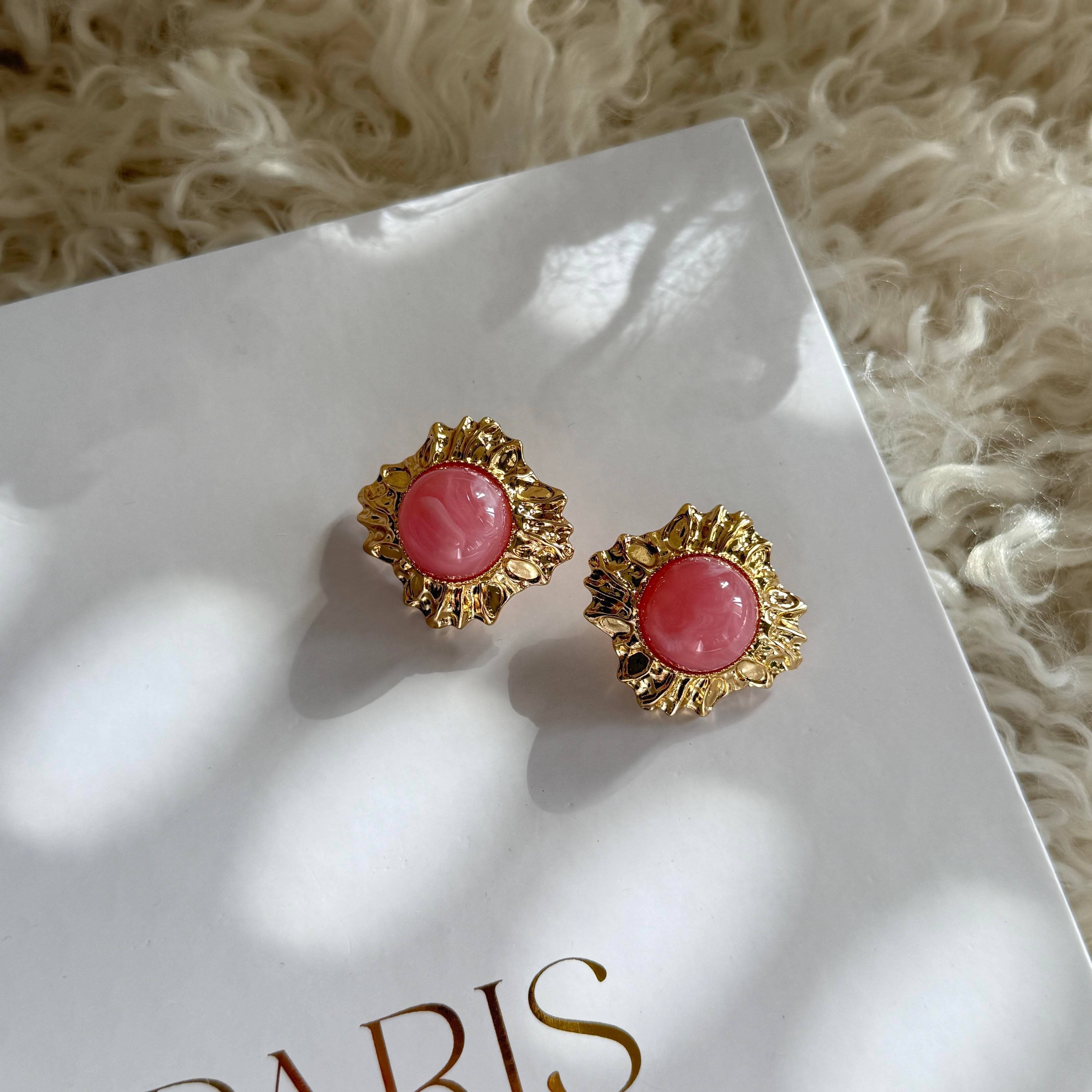 İşlemeli Pembe Taşlı Vintage Küpe