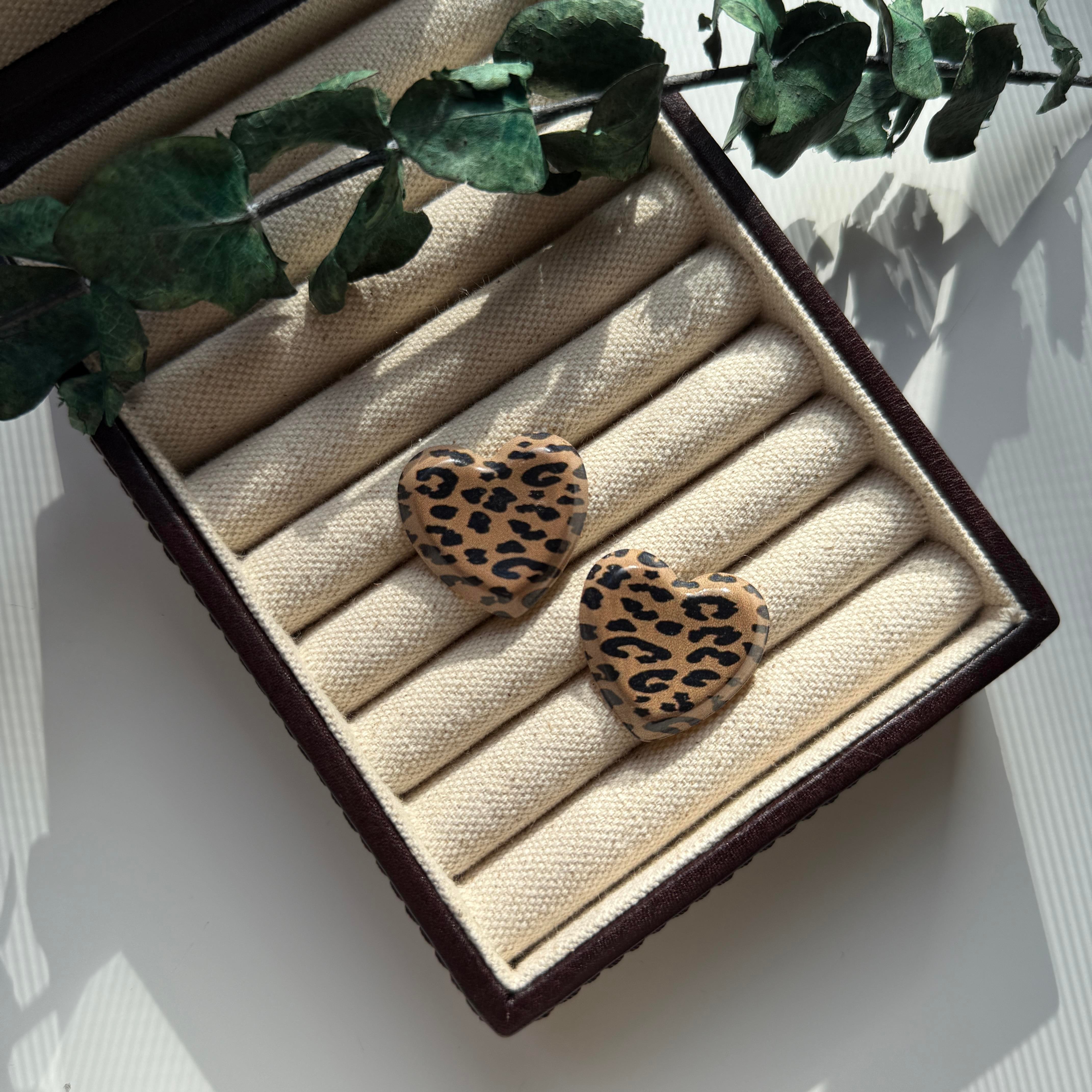 Kahve Leoparlı Kalp Küpe