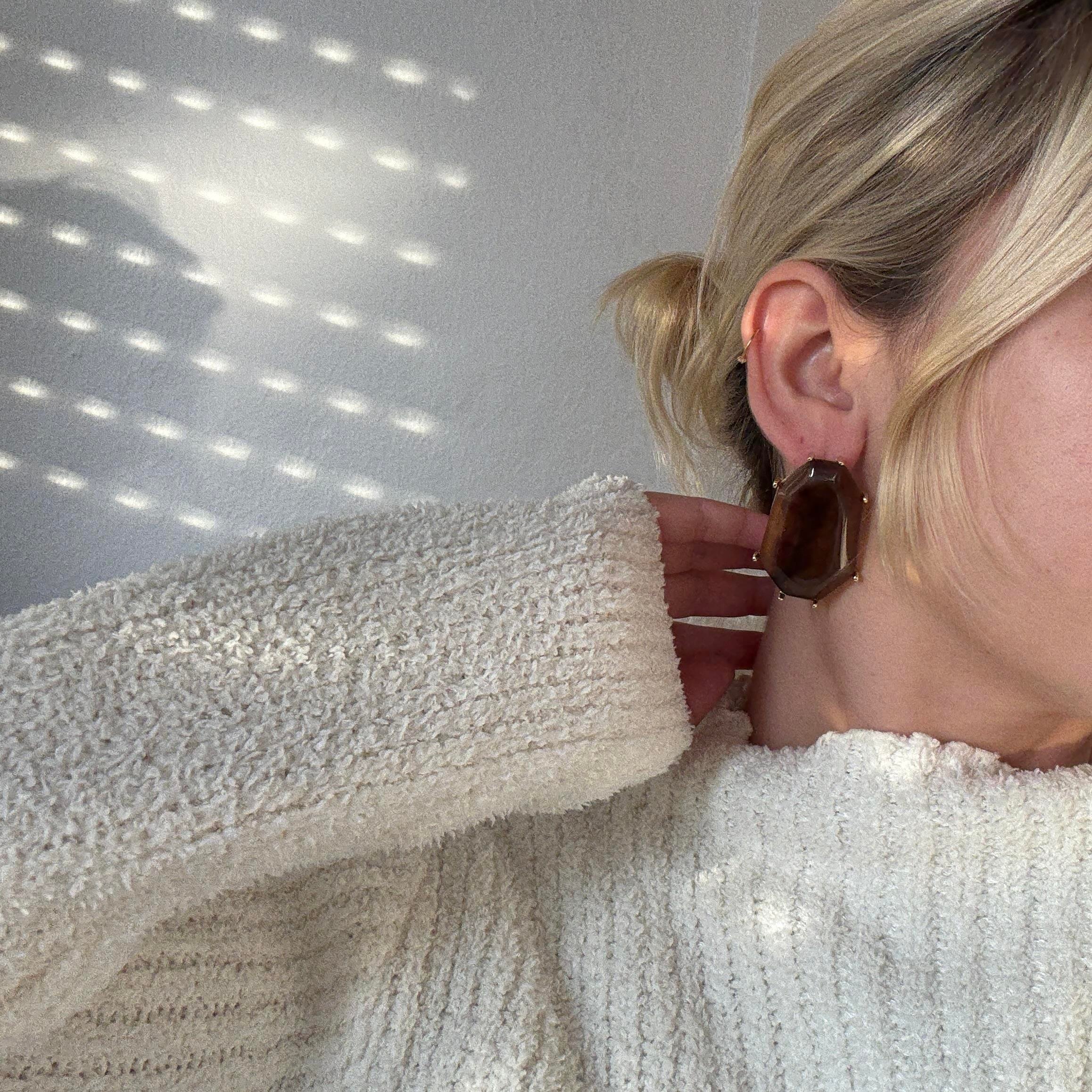 Kahverengi Taşlı Asimetrik Vintage Küpe