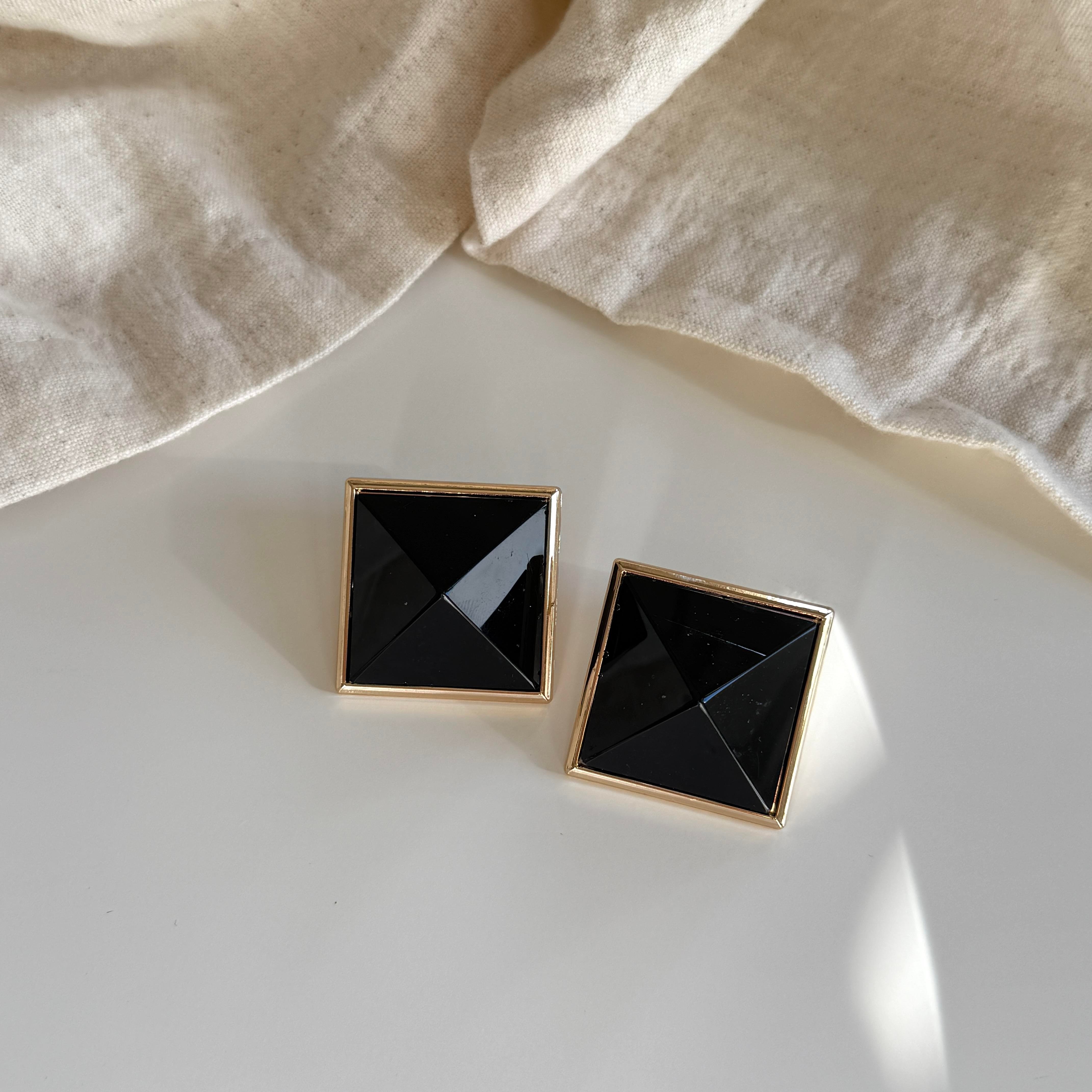 Kare Siyah Mineli Küpe