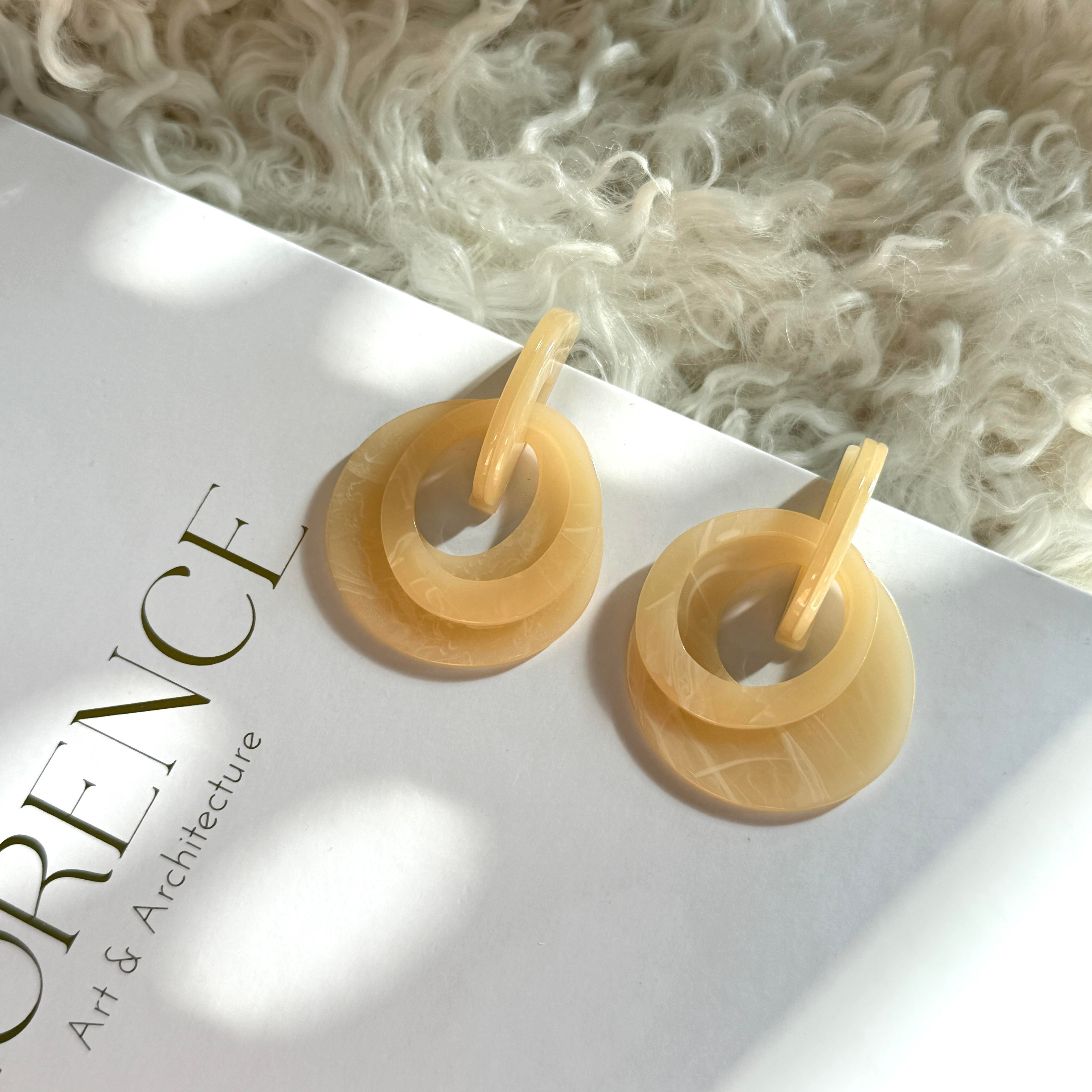 Krem Halkalı Akrilik Küpe