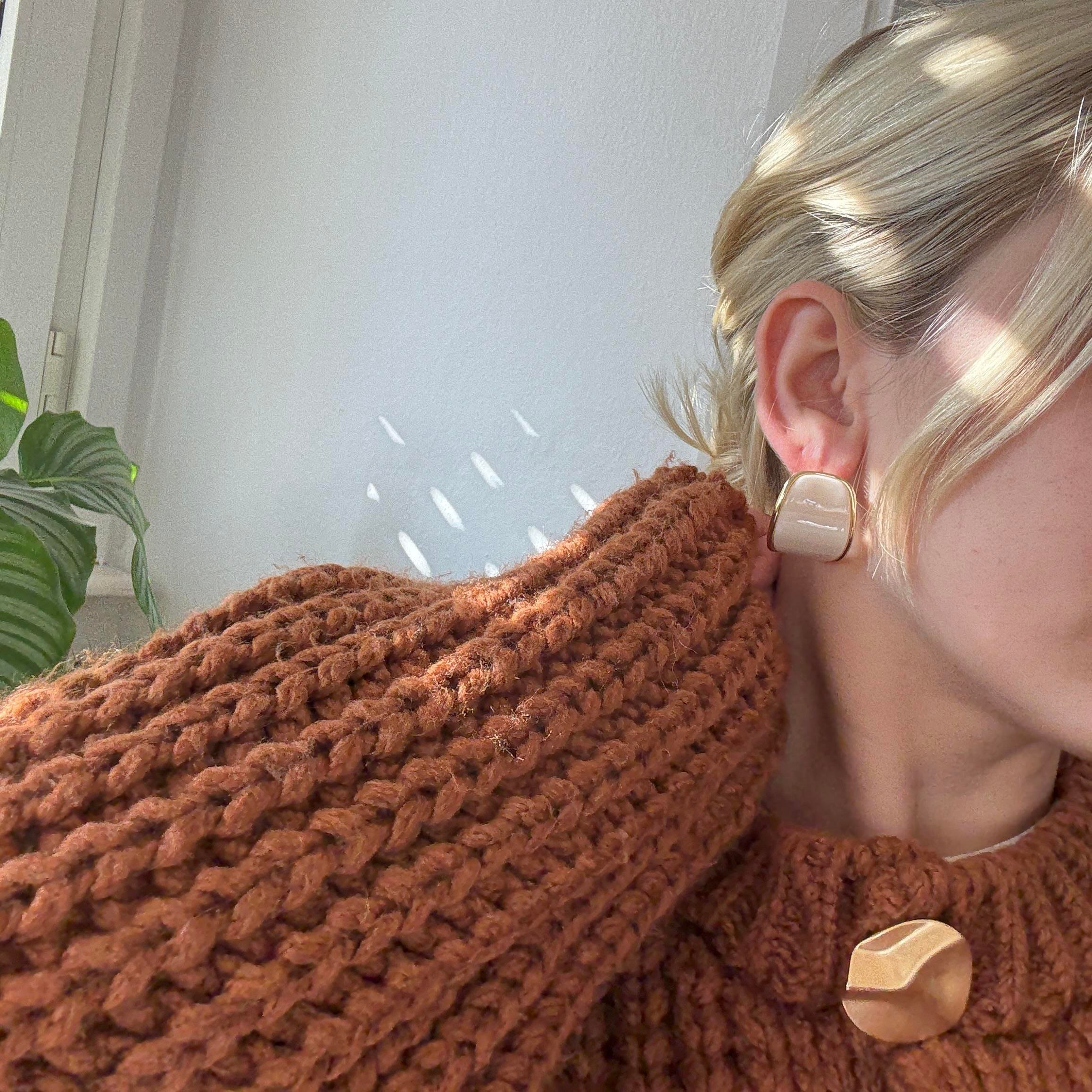 Krem Kemik Yarım Halka Küpe