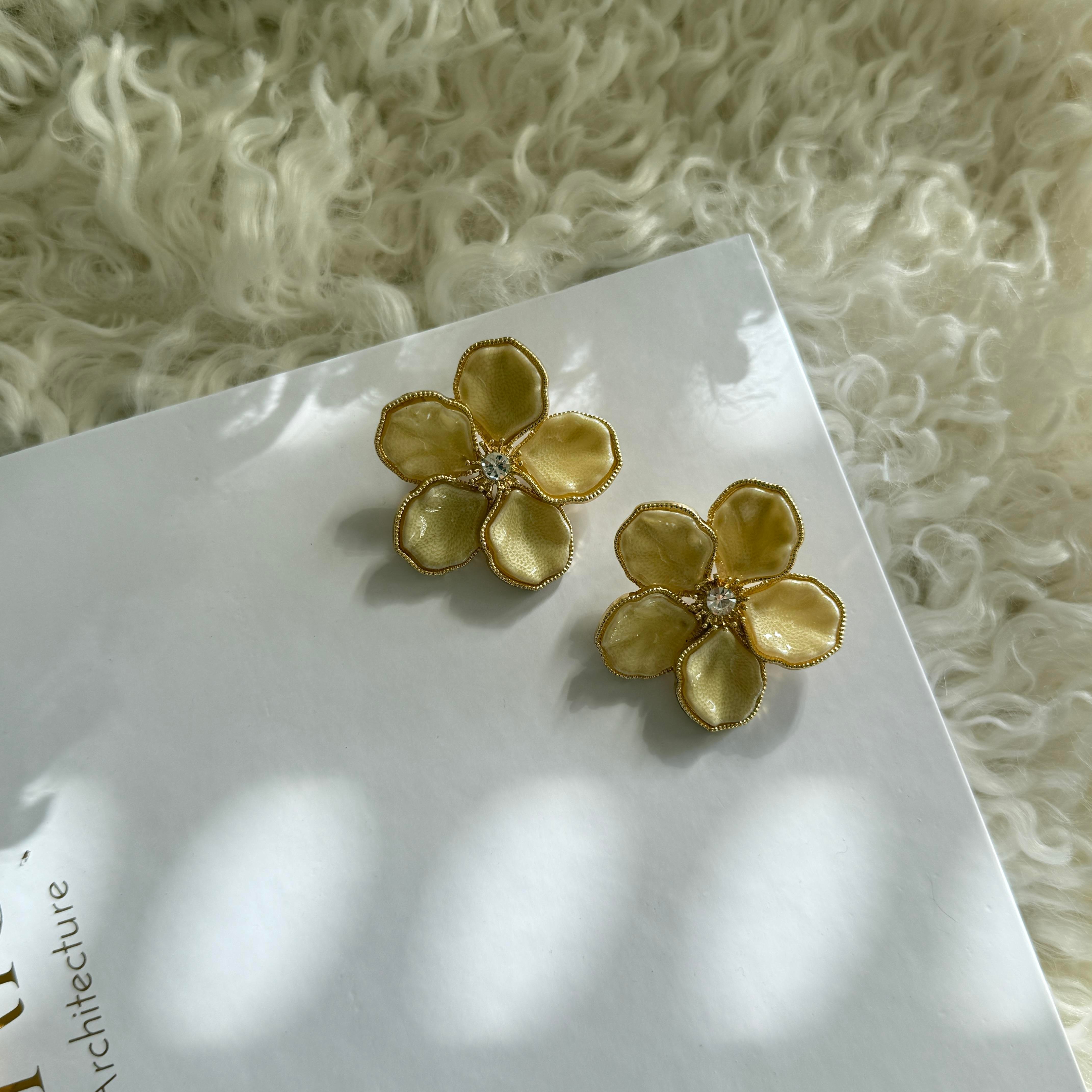 Krem Mineli Çiçek Küpe