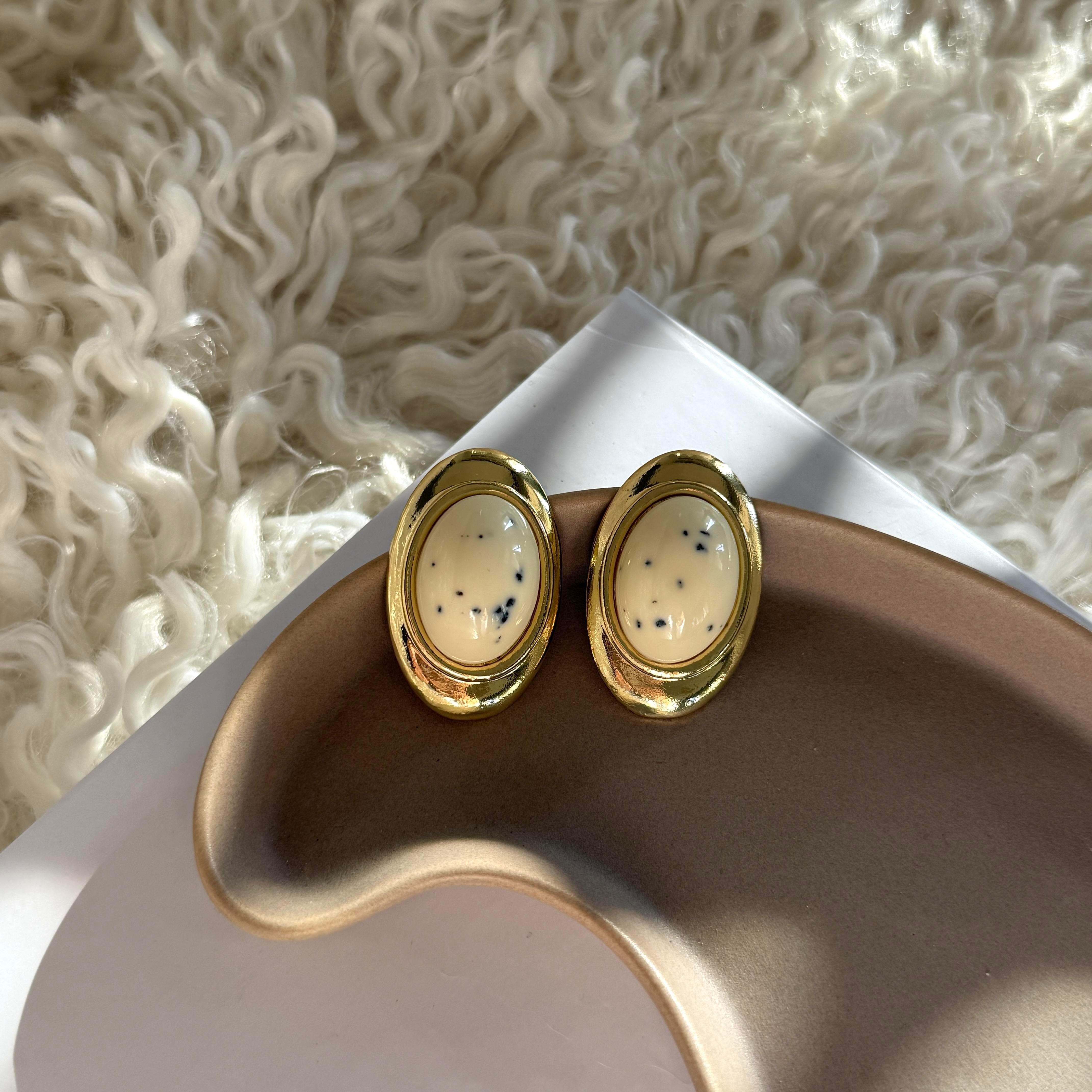 Krem Oval Taşlı Vintage Küpe