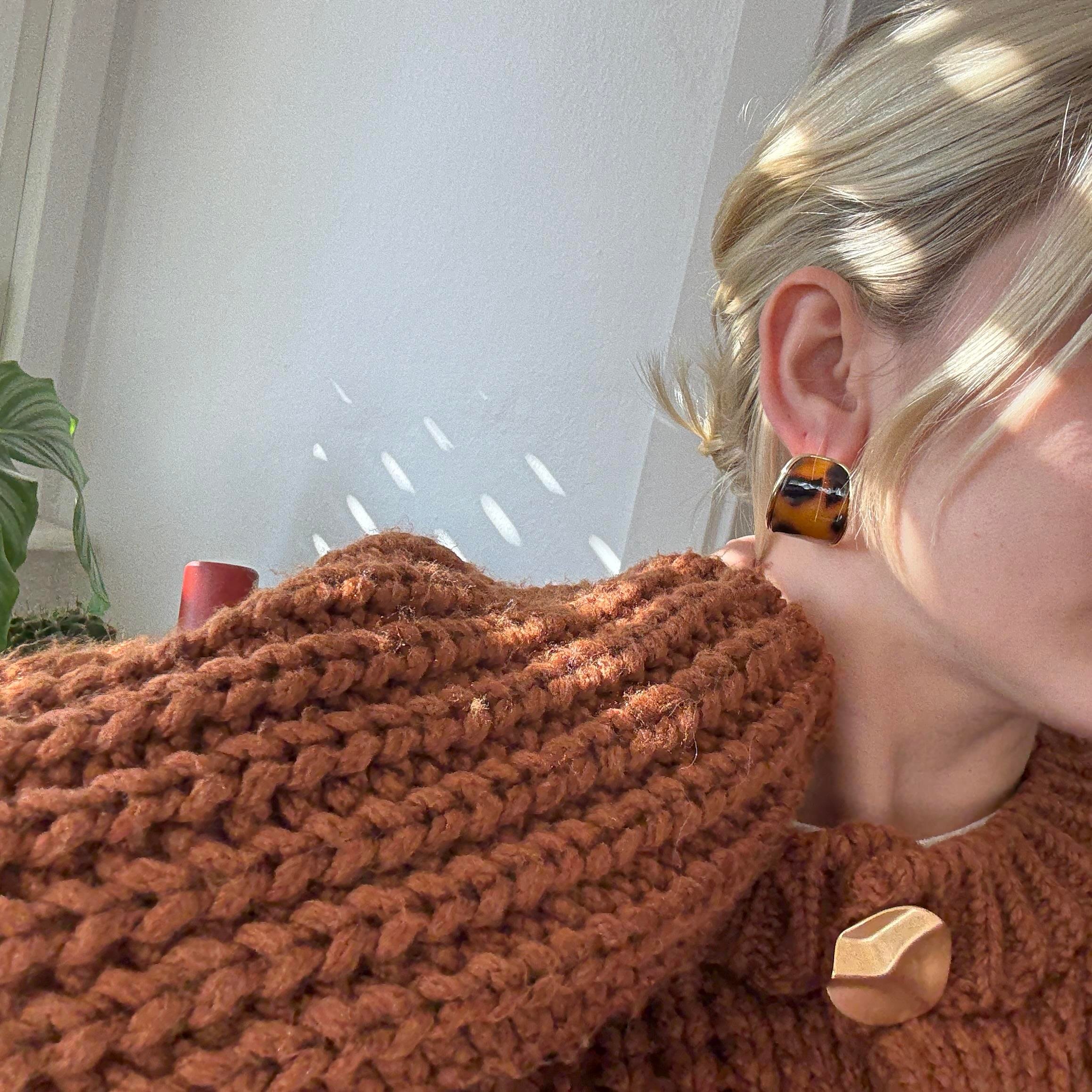 Leopar Kemik Yarım Halka Küpe