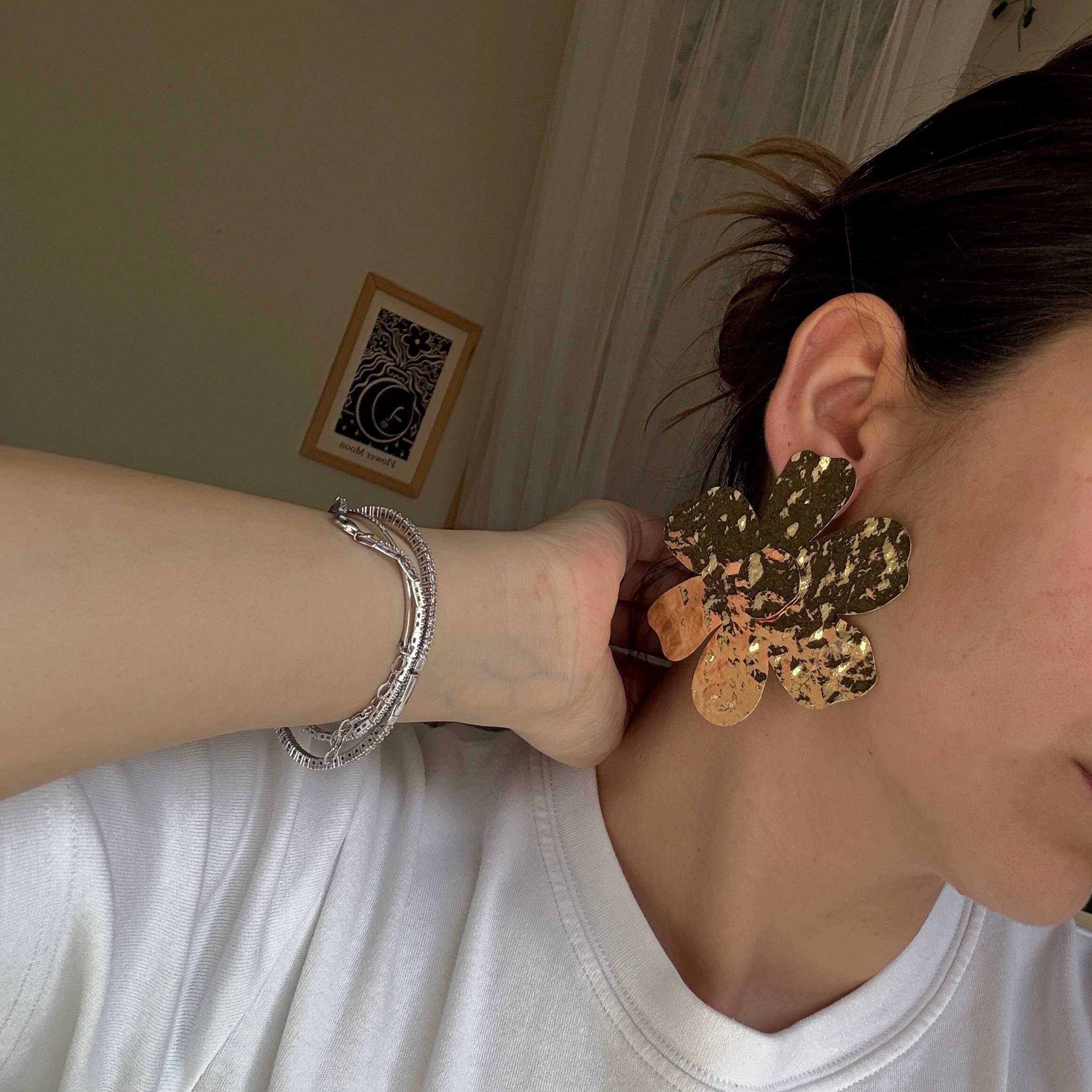 Marka Büyük Ezme Çiçek Küpe