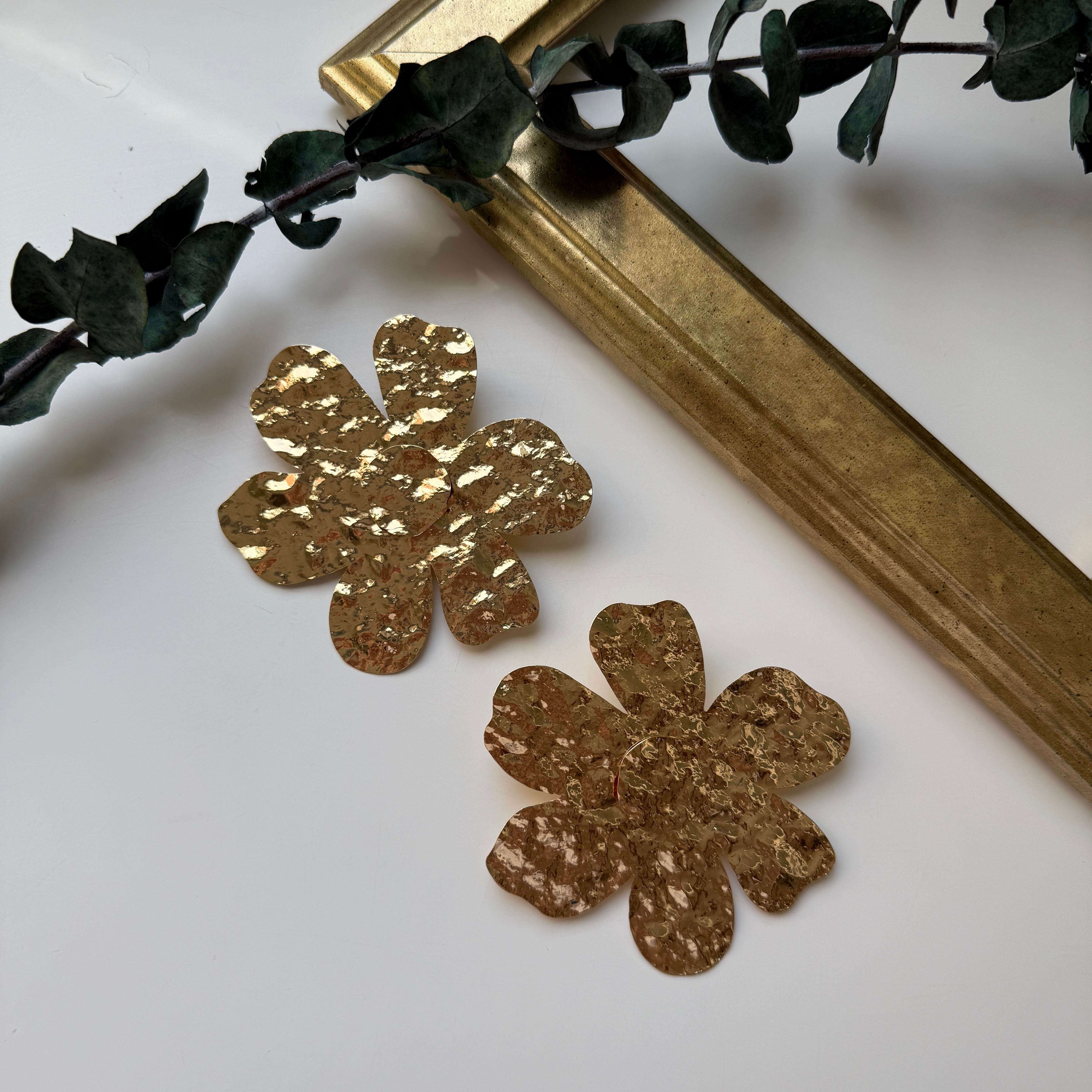 Marka Büyük Ezme Çiçek Küpe