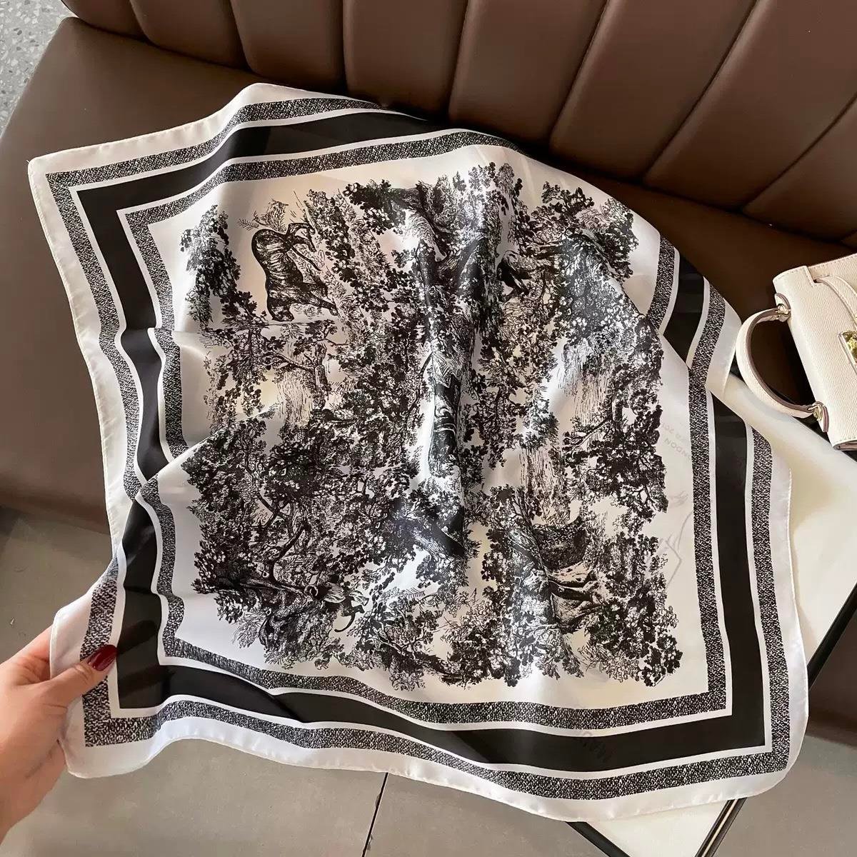 Marka Desenli Siyah Fular 70X70