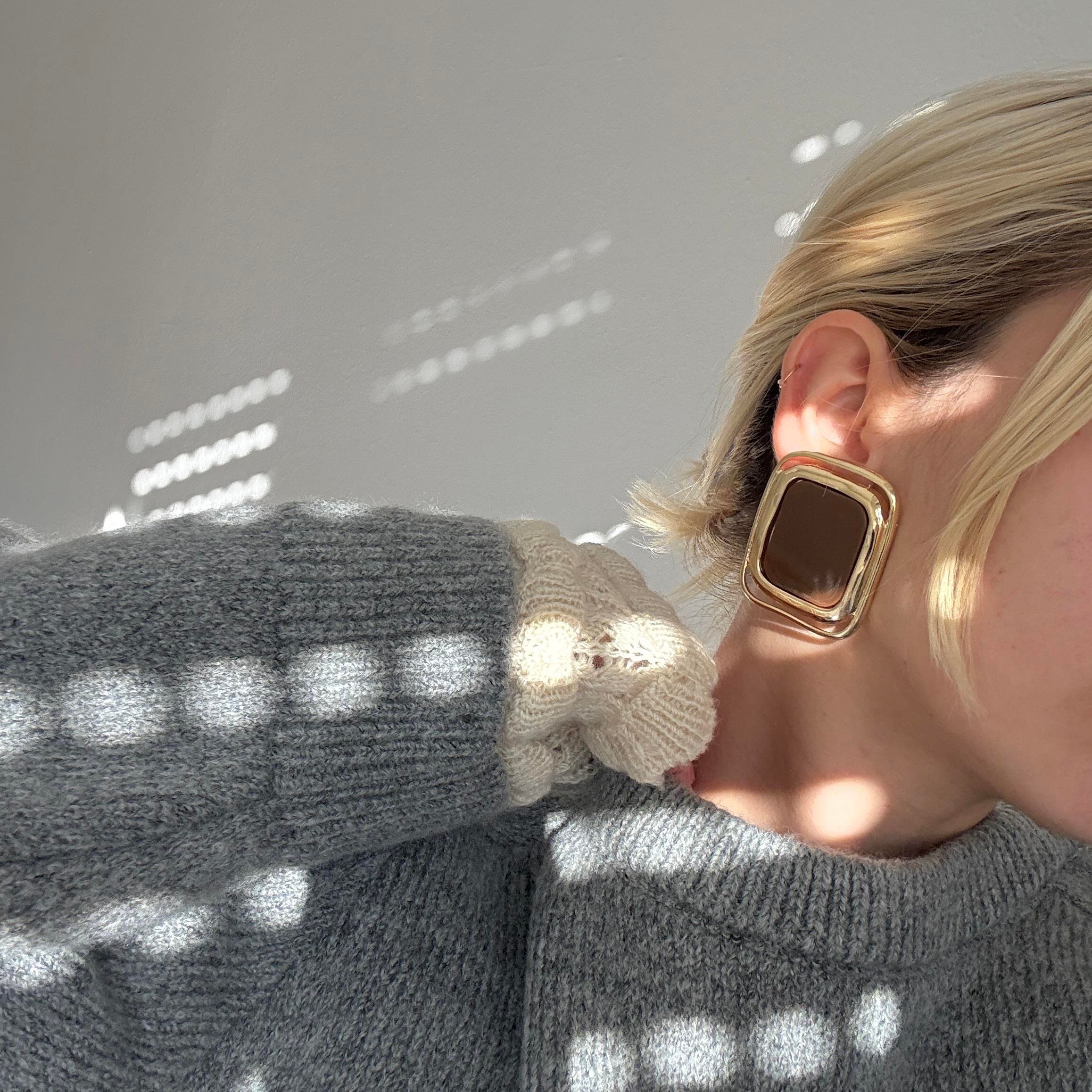 Marka Kahverengi Plaka Küpe