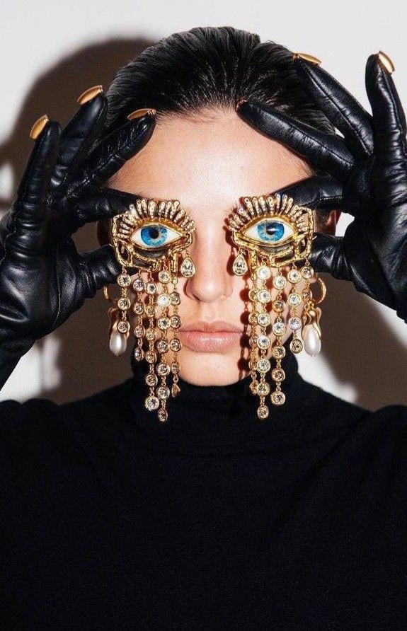 Marka Kristal Taşlı Göz Küpe