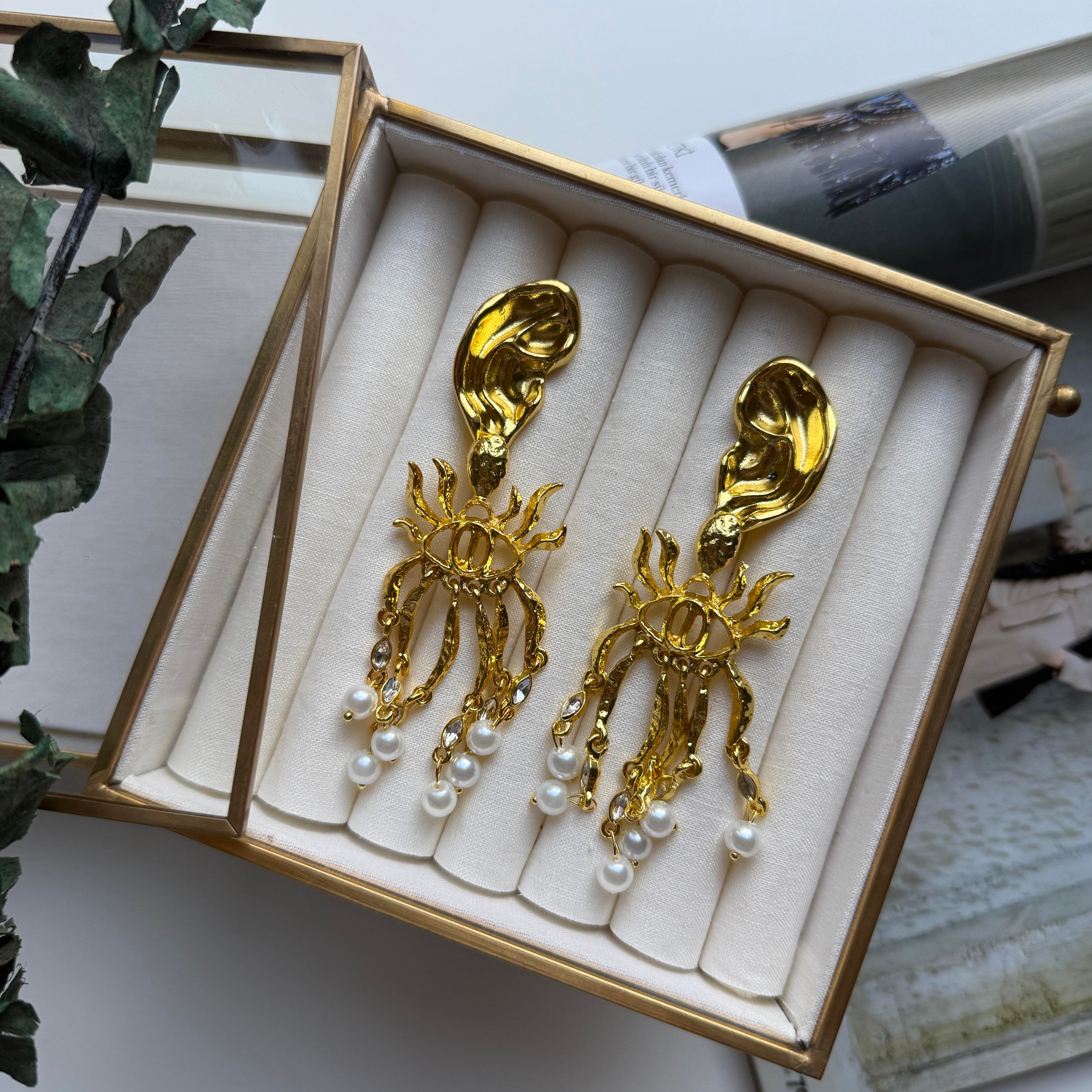 Marka Sallantılı Göz Küpe