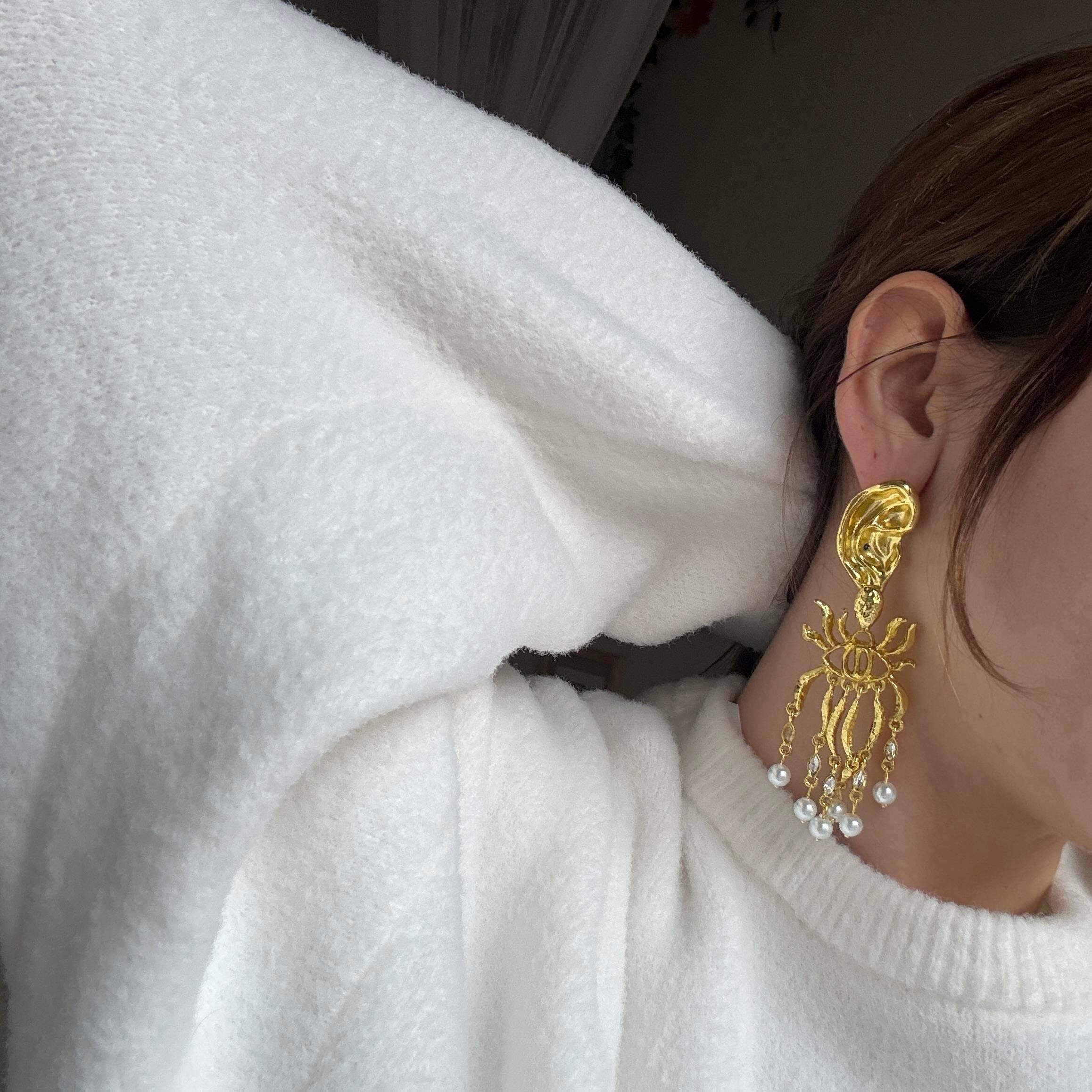 Marka Sallantılı Göz Küpe