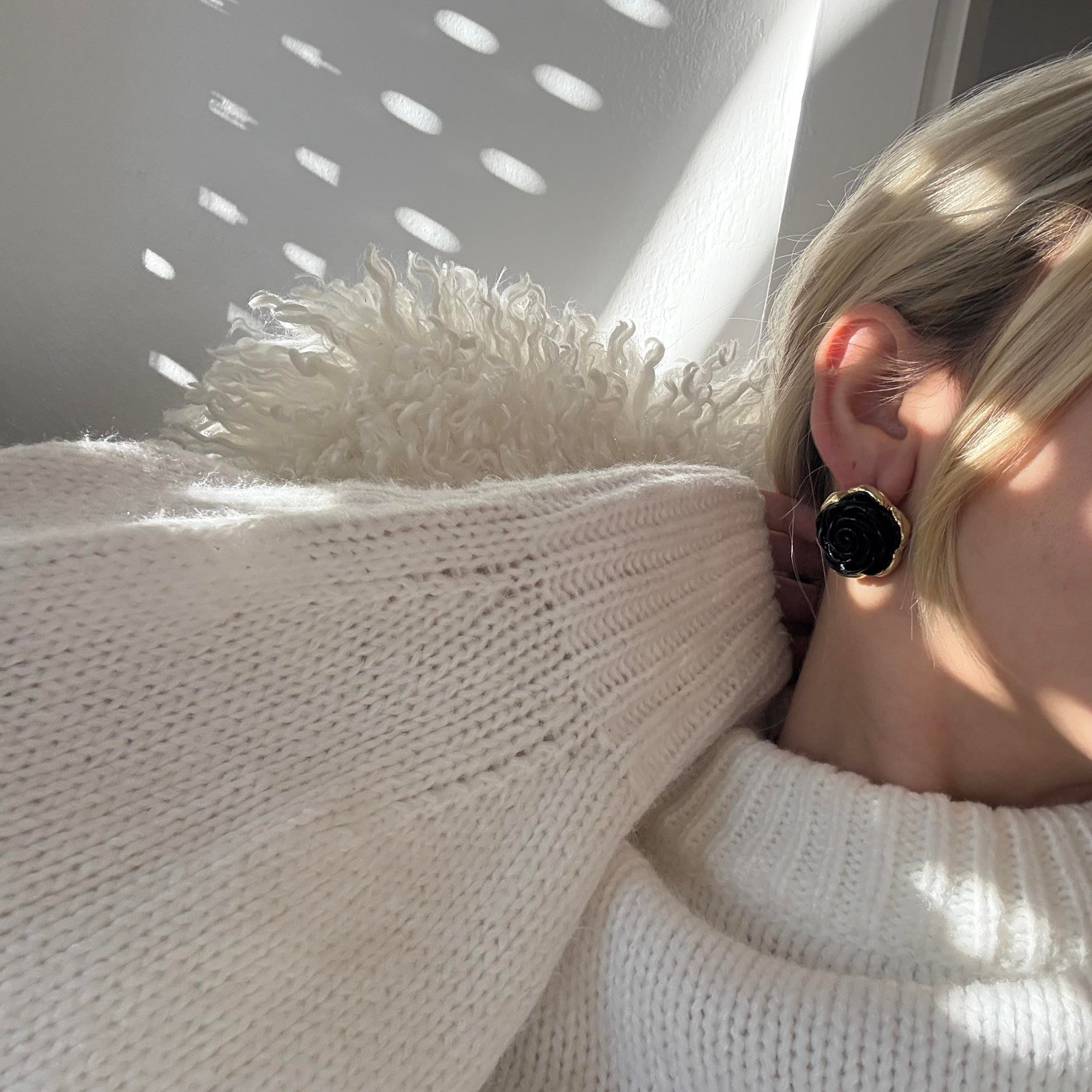 Marka Siyah Gül Küpe