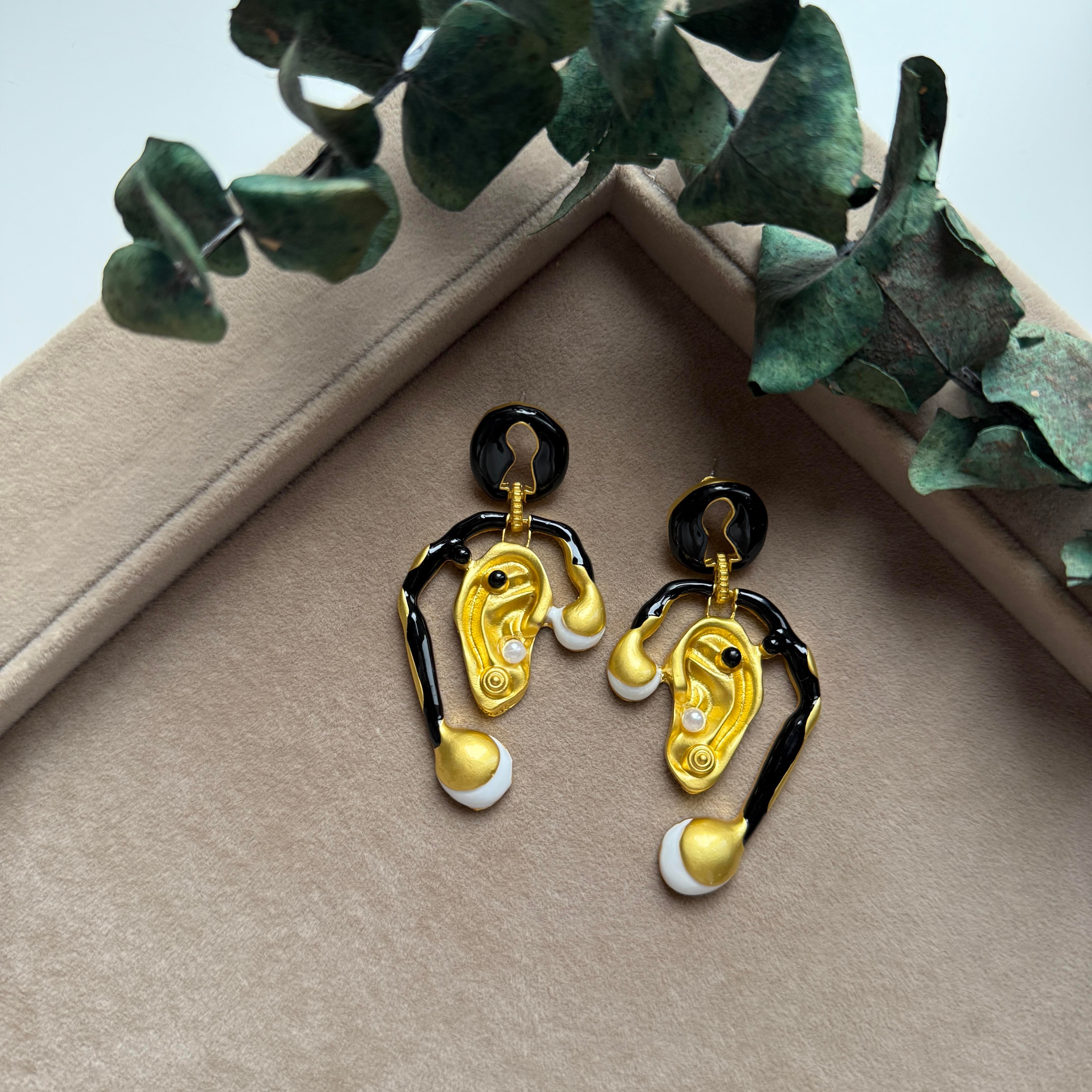 Marka Siyah Mineli Kulak Küpe