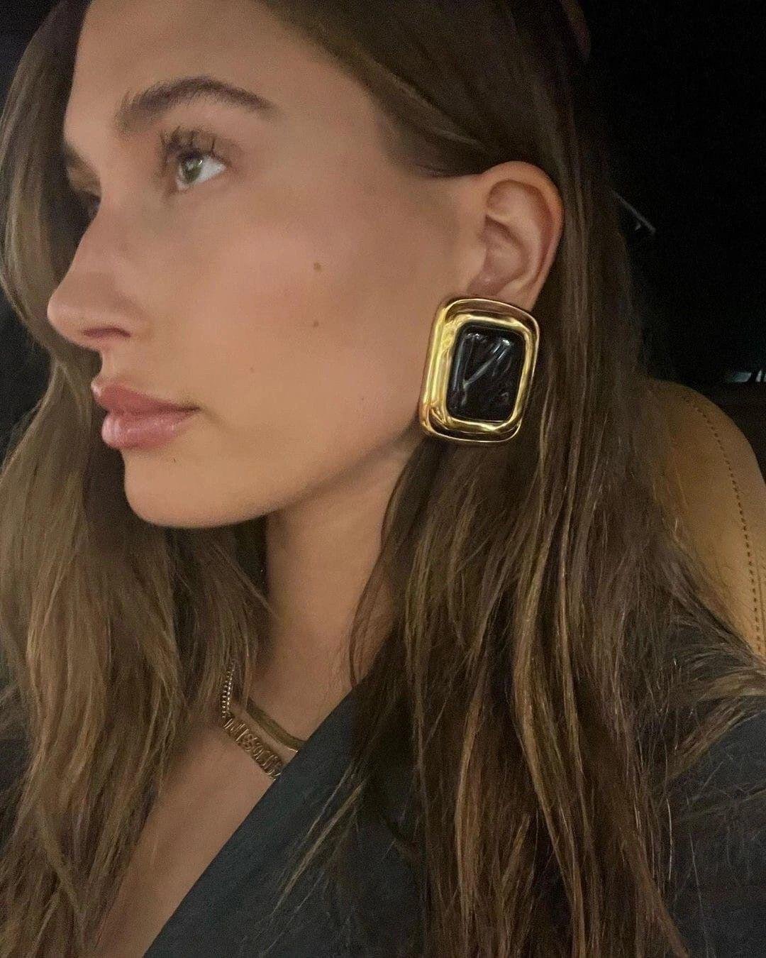 Marka Siyah Plaka Küpe