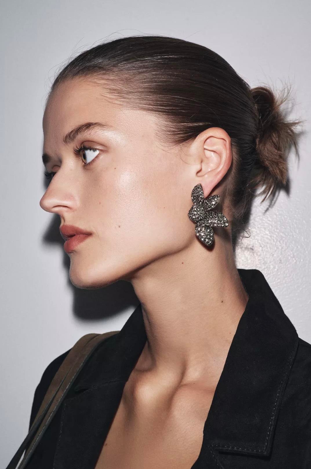 Marka Taşlı Yarım Çiçek Küpe