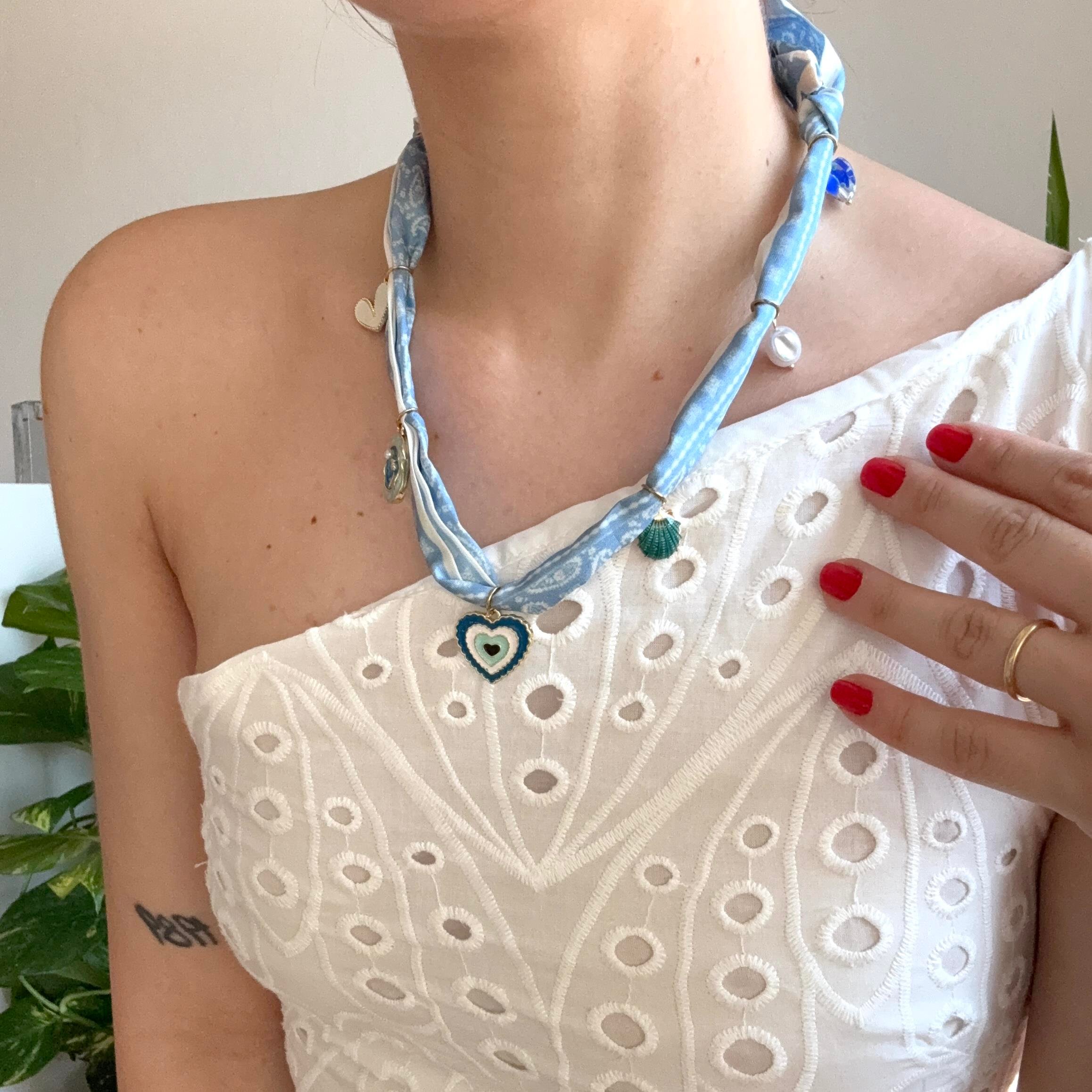 Mavi Fular Kalp Charmlı Kolye