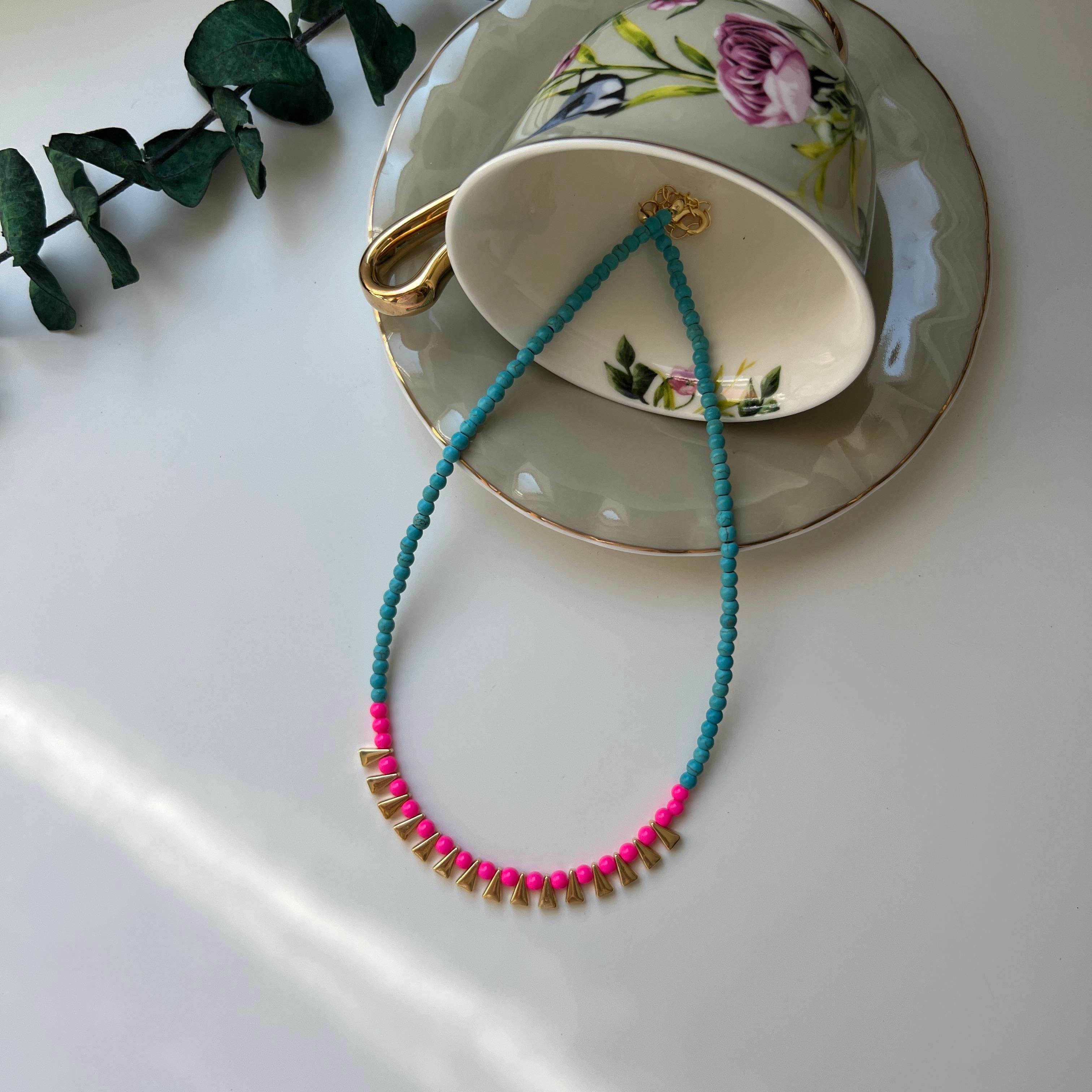Neon Pembe Boncuklu Kolye