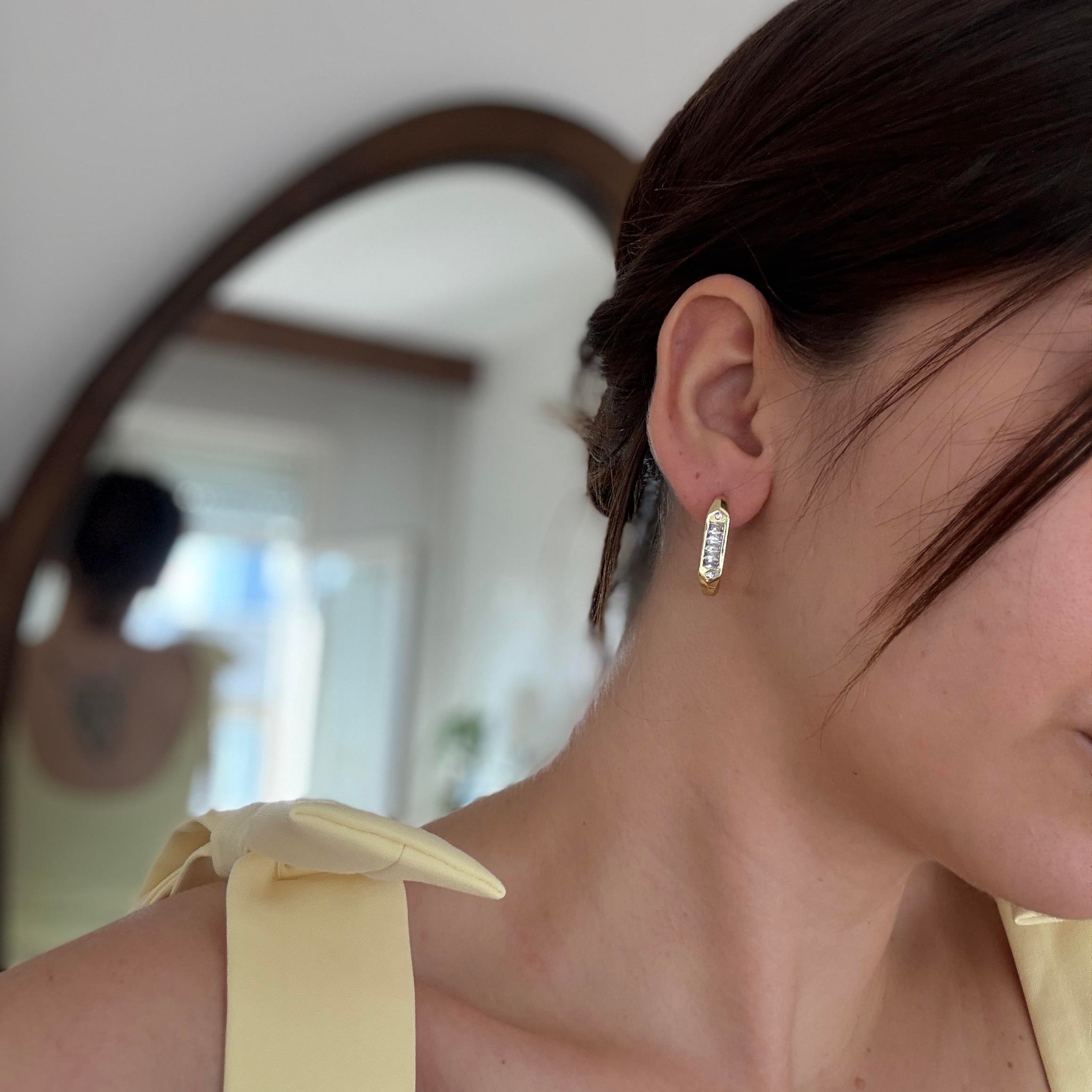 Ortası Baget Taşlı Halka Küpe