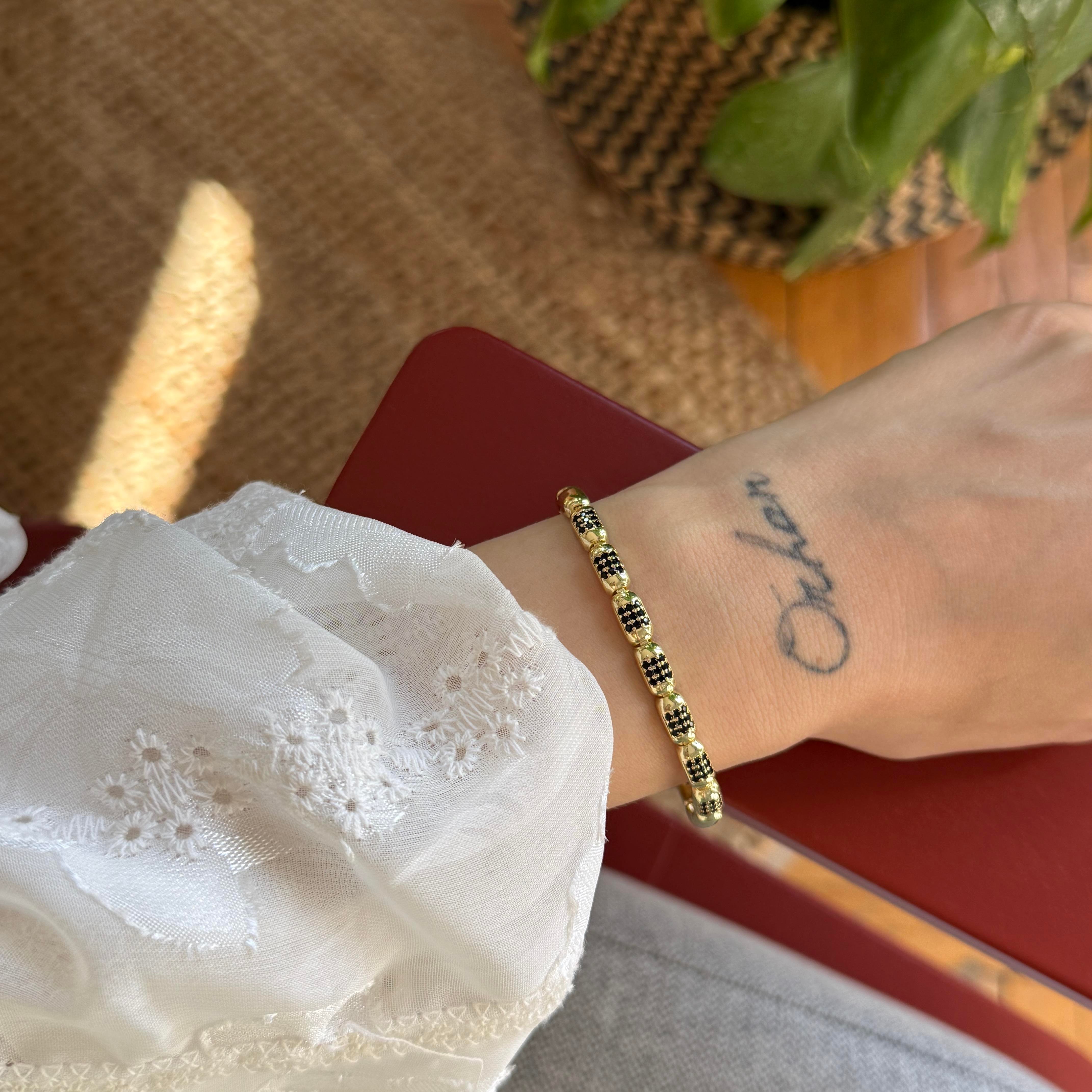 Ortası Siyah Taşlı Bileklik