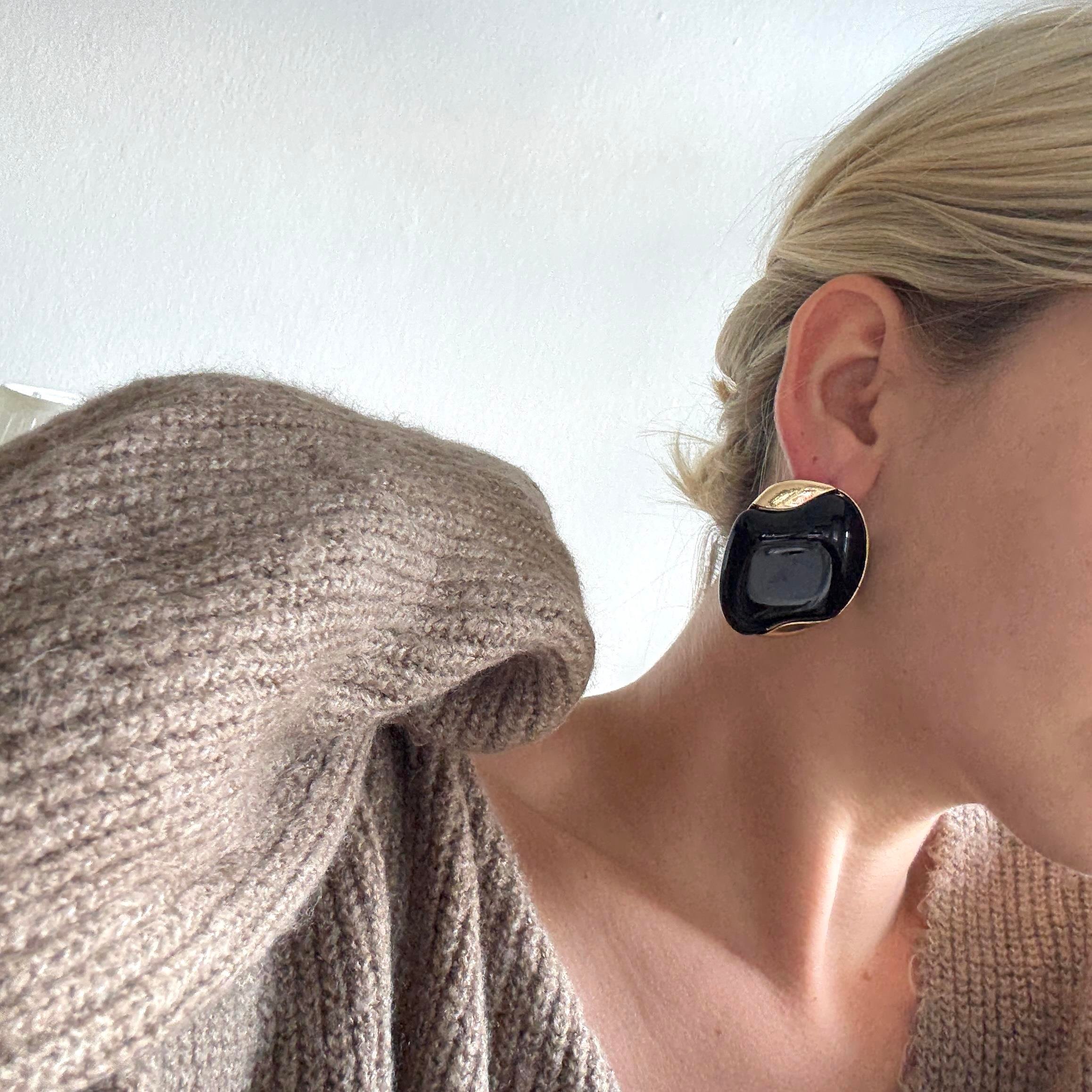 Oval Siyah Gold Detaylı Küpe