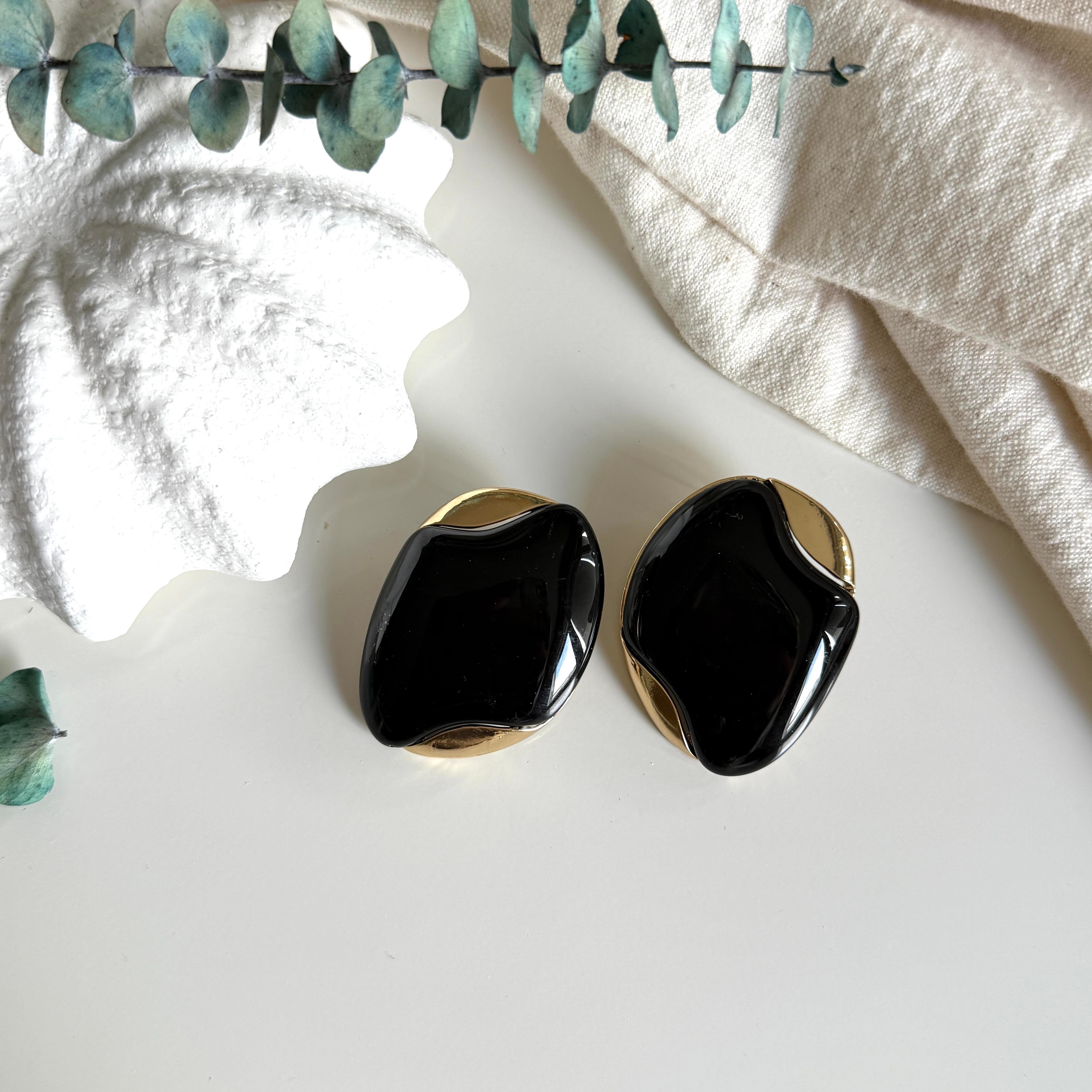 Oval Siyah Gold Detaylı Küpe