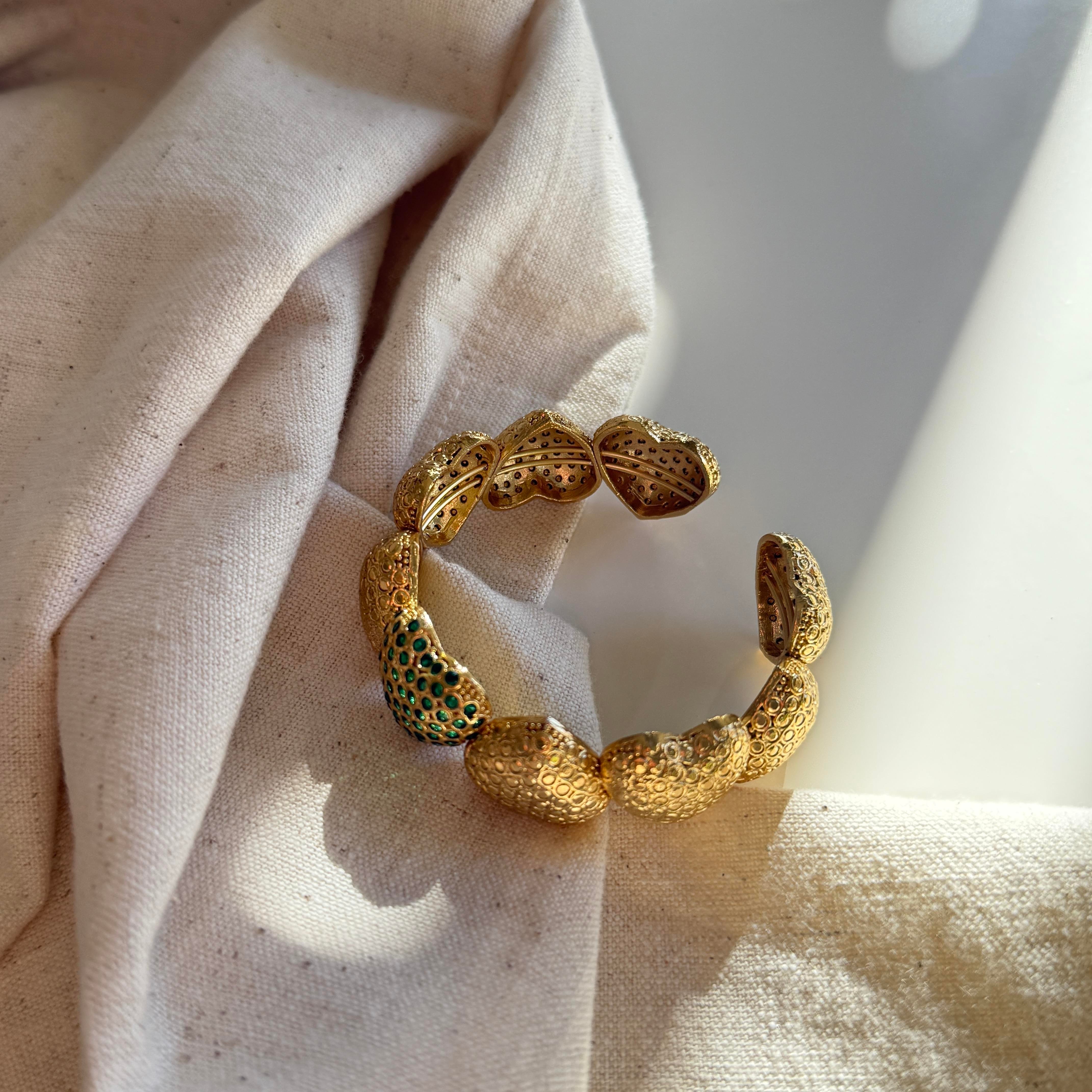 Özel Seri Ortası Yeşil Taşlı Kalp Bileklik