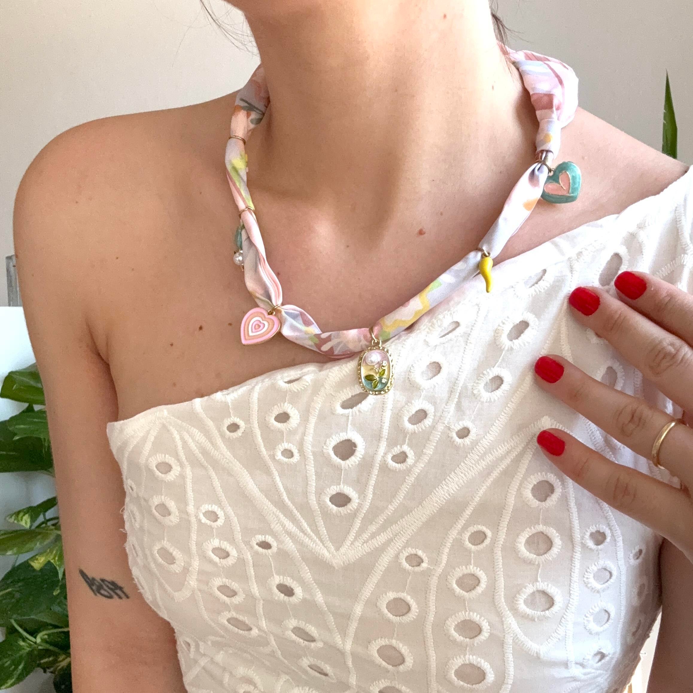 Pembe Fular Seramik Charmlı Kolye