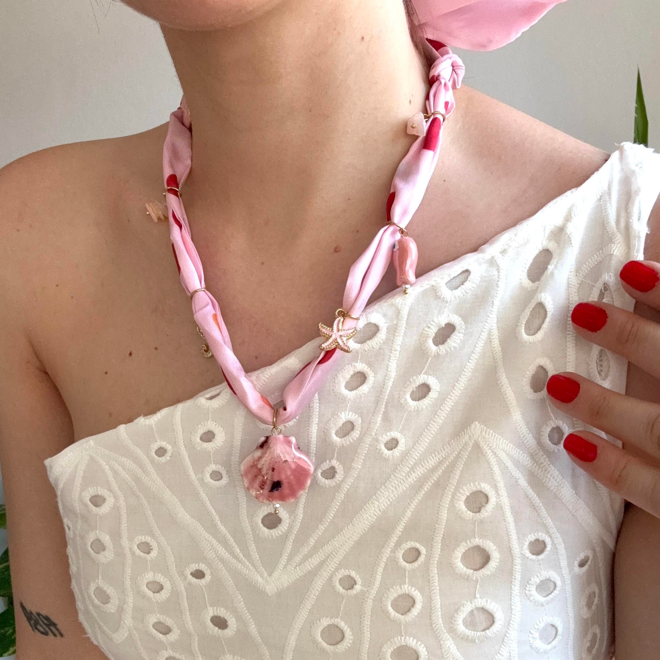 Pembe Fular Seramik İstiridye Charmlı Kolye